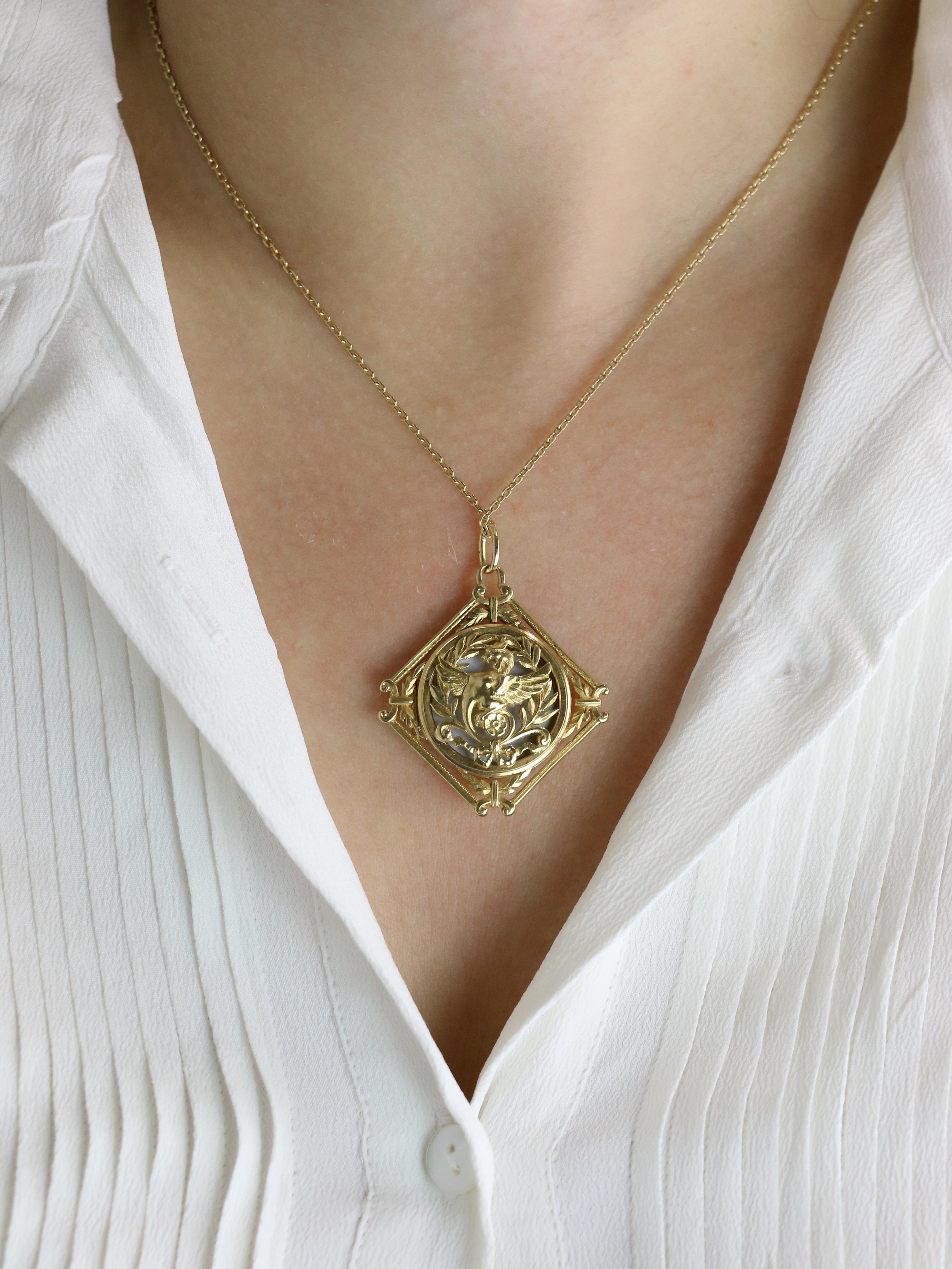 Pendentif Chimère Art Nouveau or jaune nacre
