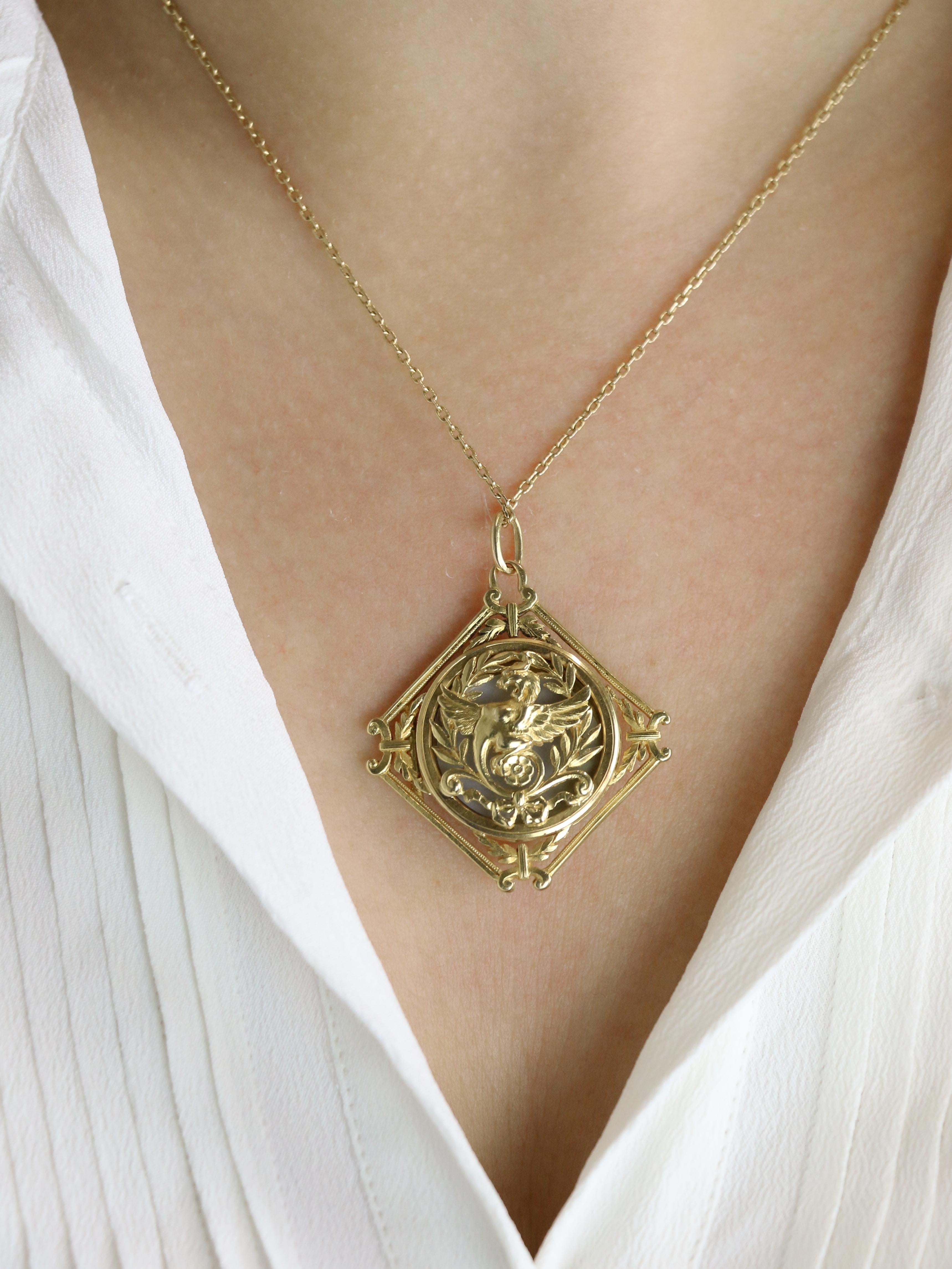 Pendentif Chimère Art Nouveau or jaune nacre