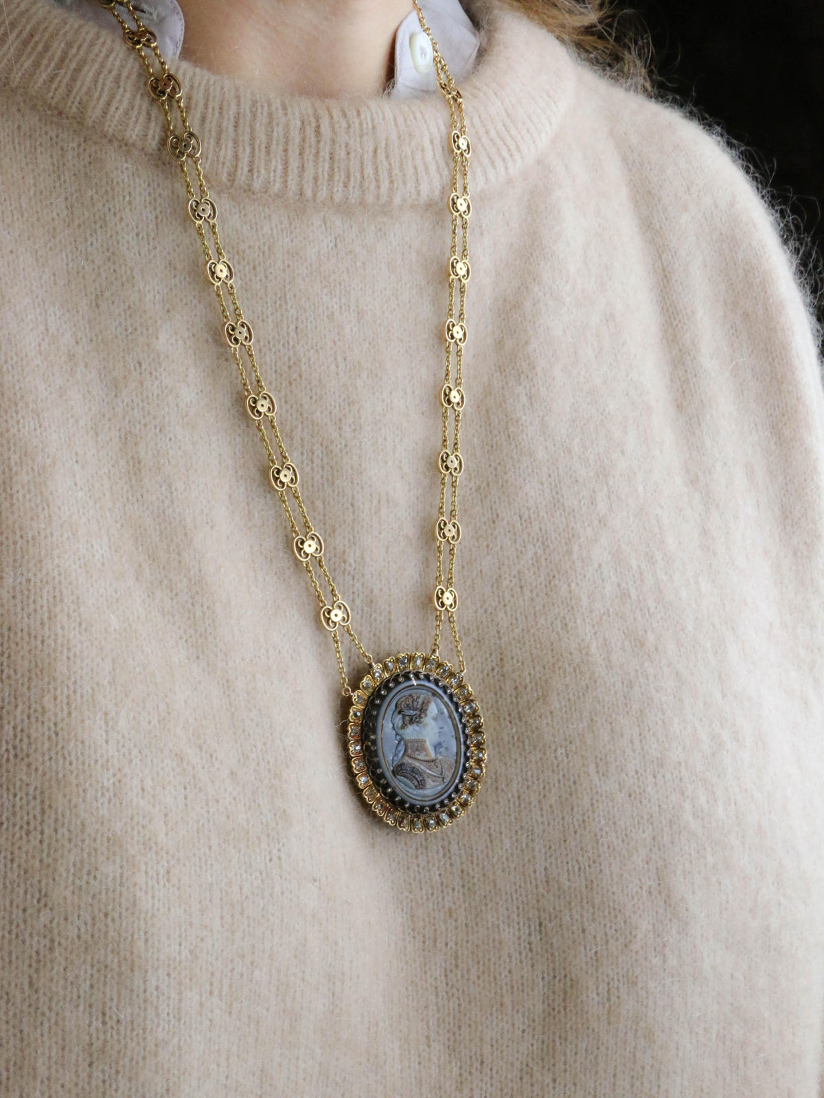 GEORGES BISSINGER Collier camee or jaune diamants