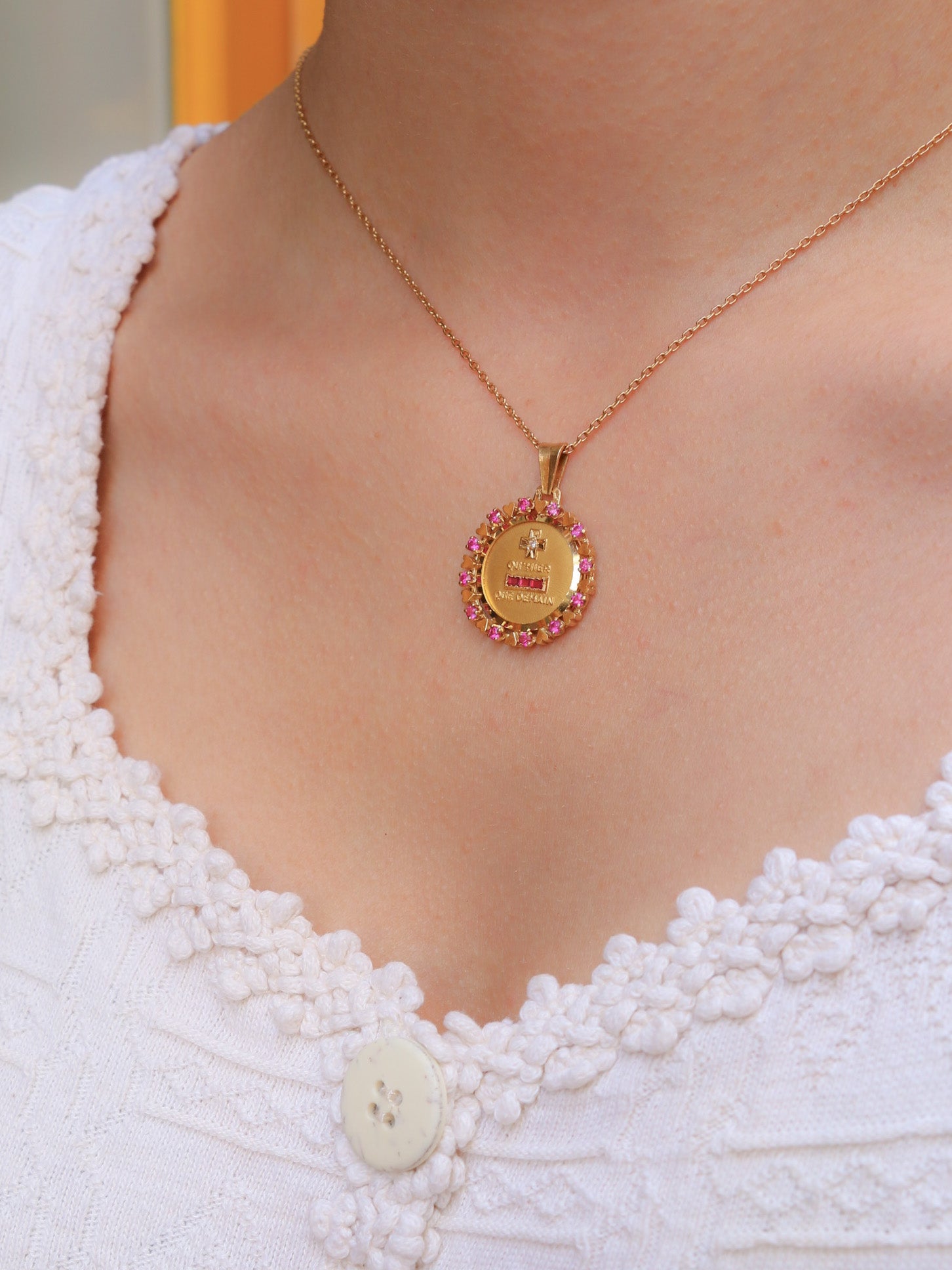 Médaille Amour vintage or Jaune Plus hier moins demain diamant rubis