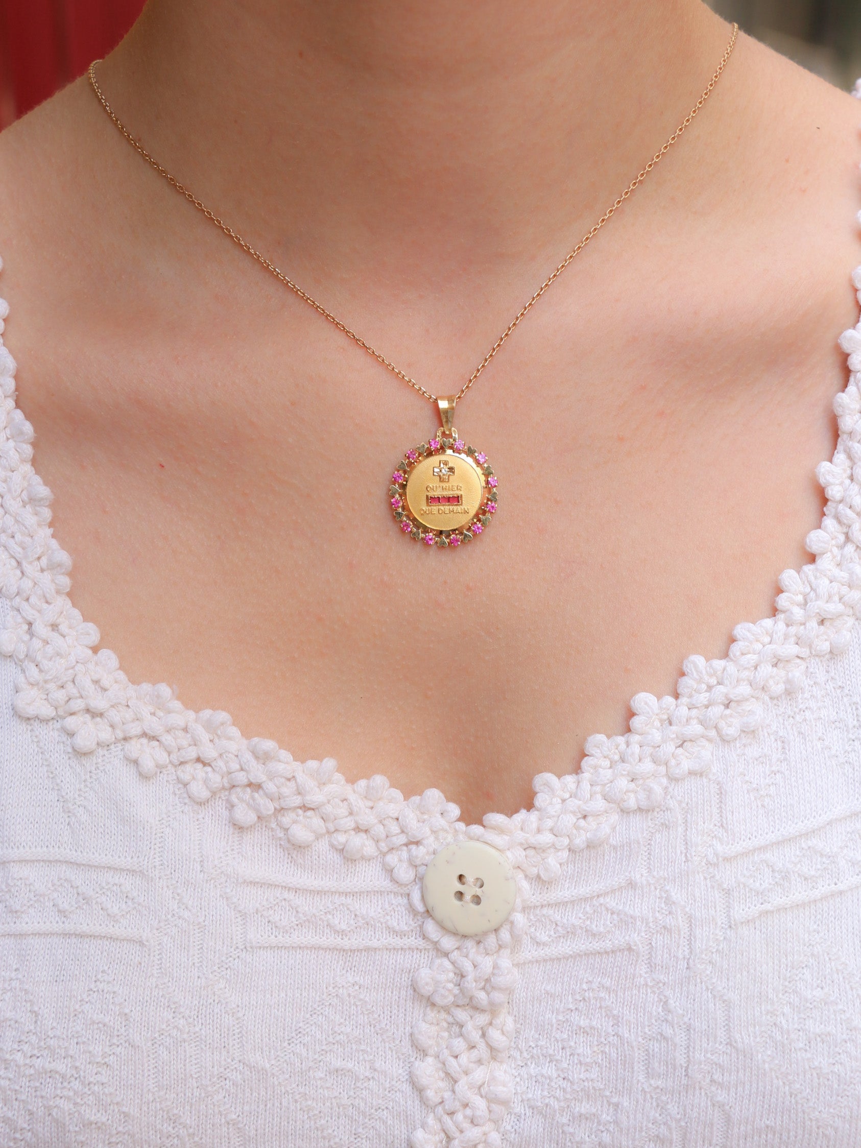 Médaille Amour vintage or Jaune Plus hier moins demain diamant rubis