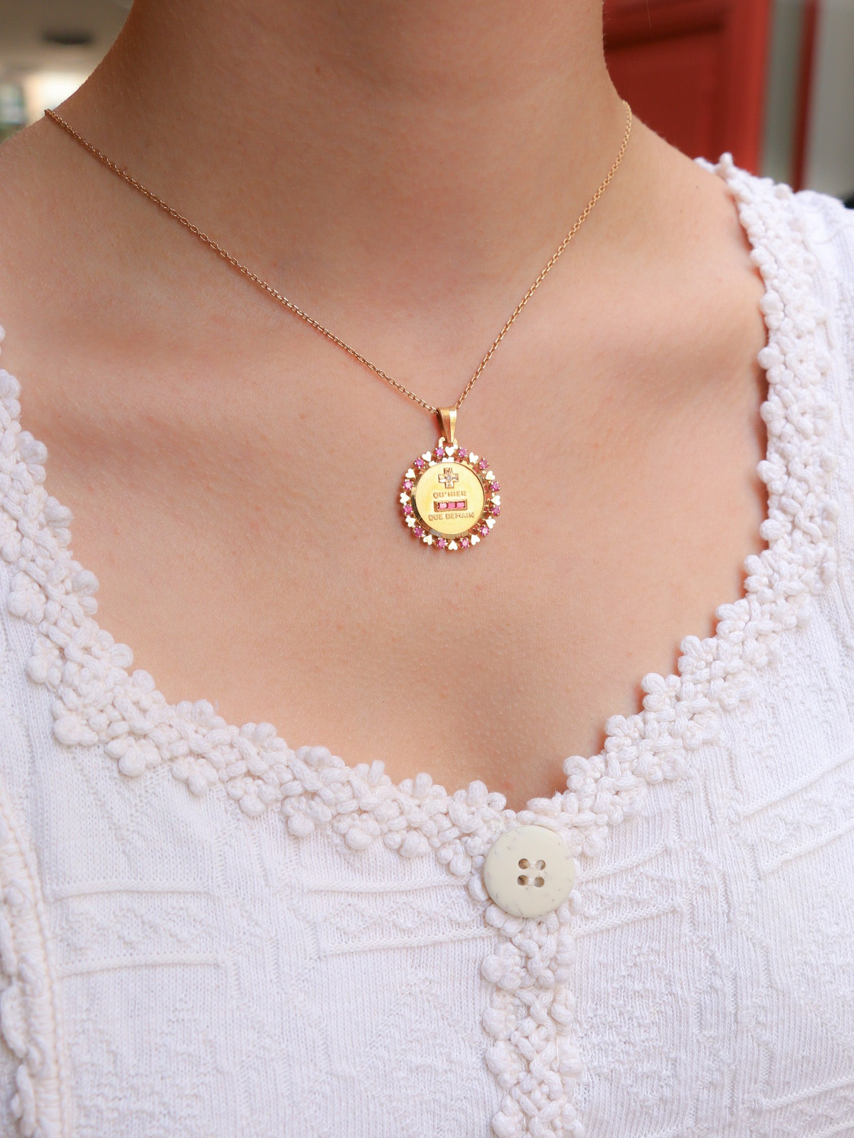 Médaille Amour vintage or Jaune Plus hier moins demain diamant rubis