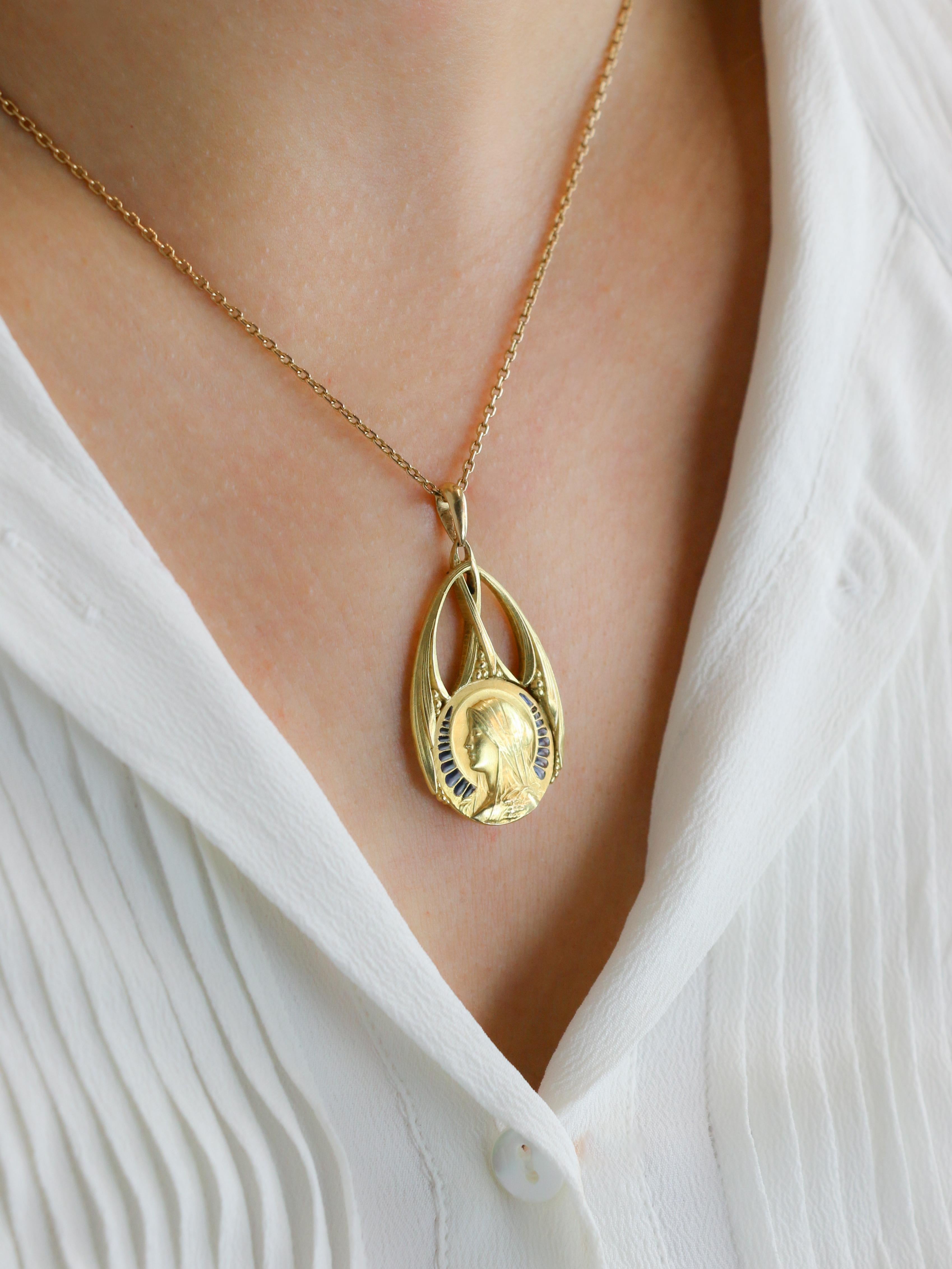Médaille Art Nouveau Vierge de profil or jaune émail plique-à-jour bleu