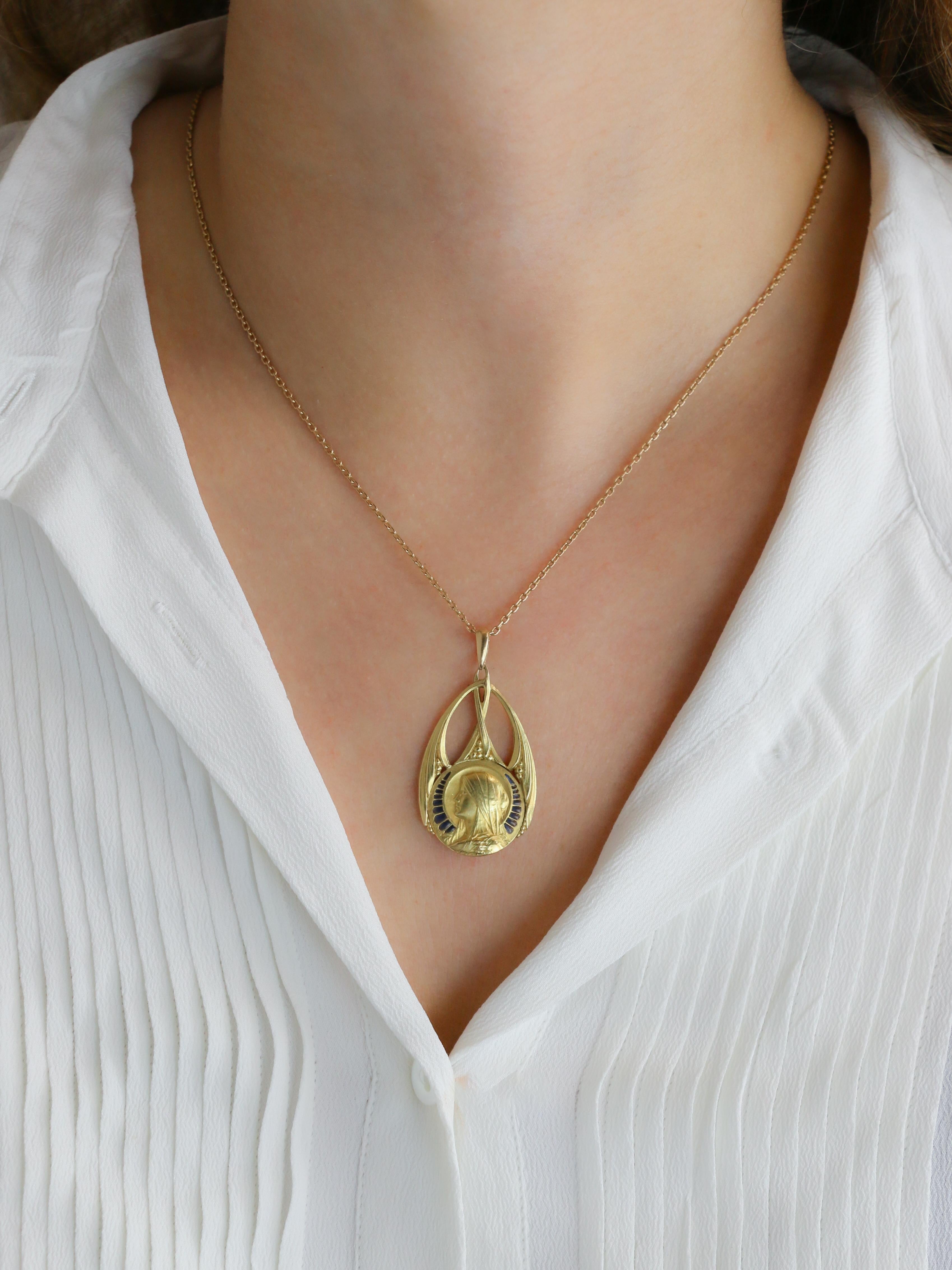 Médaille Art Nouveau Vierge de profil or jaune émail plique-à-jour bleu