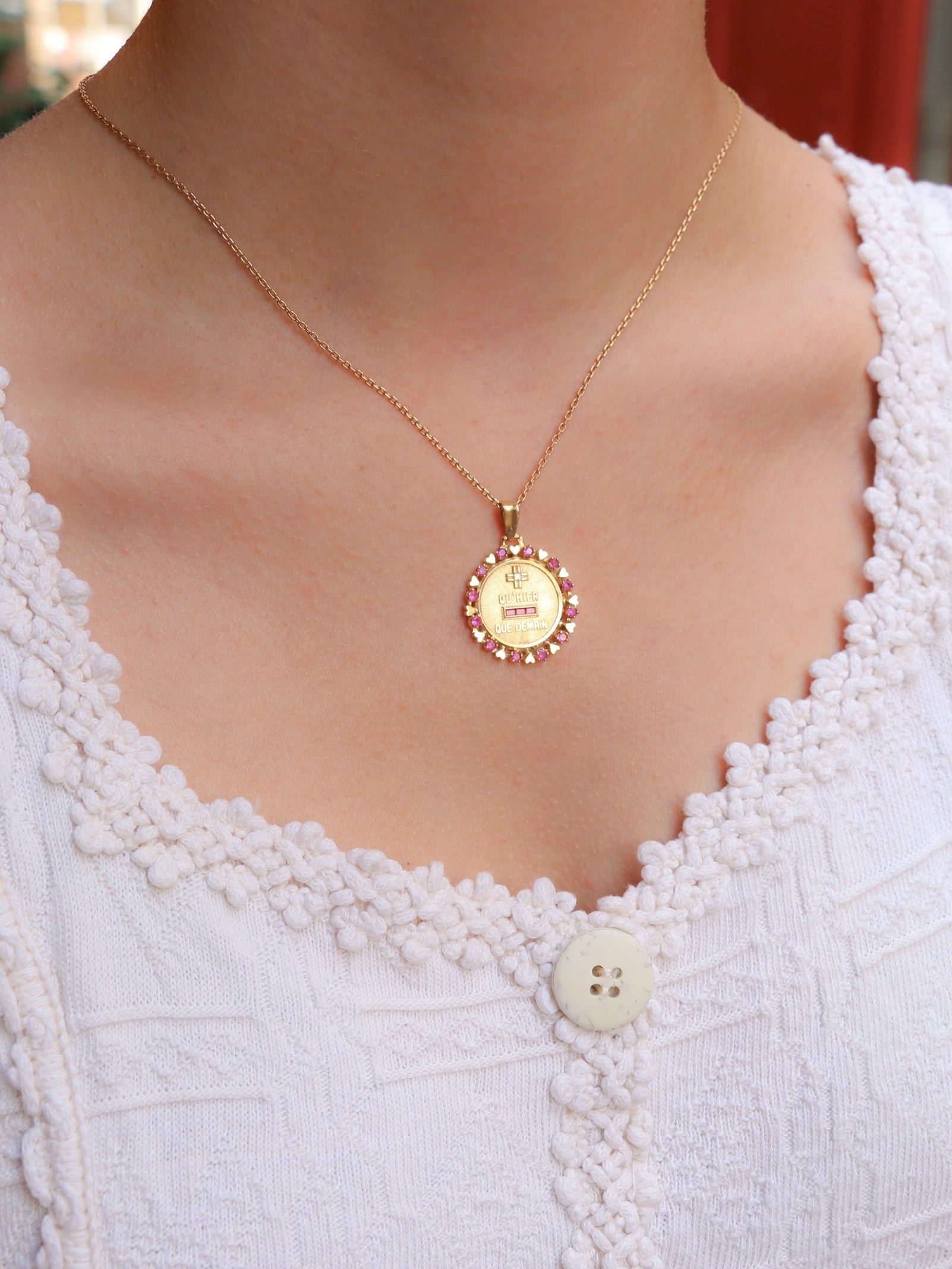 Médaille Amour vintage Augis entourage coeur rubis Plus hier moins demain or jaune diamant rubis