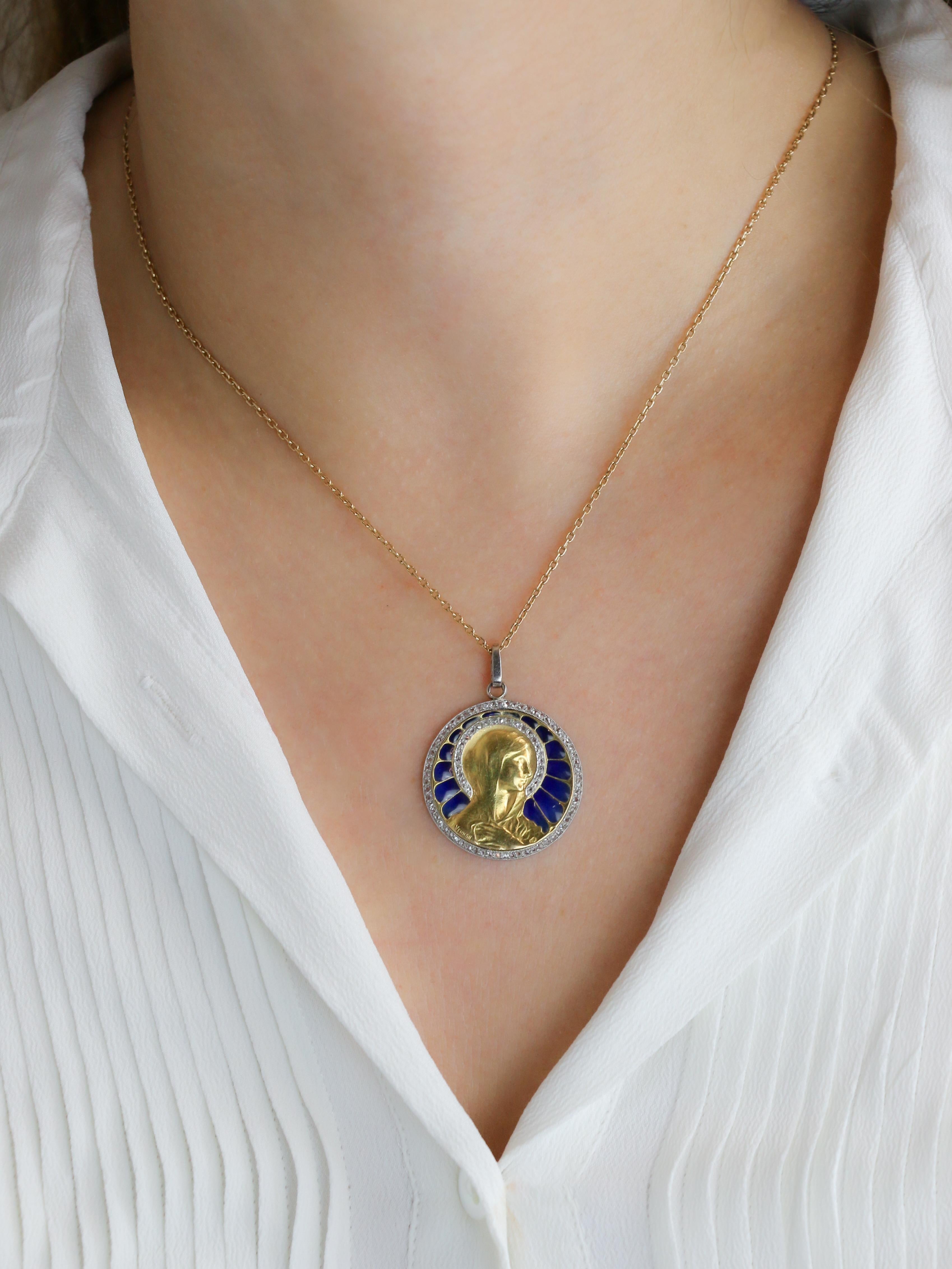 VERNON Médaille Art Nouveau émail plique-à-jour or jaune diamants
