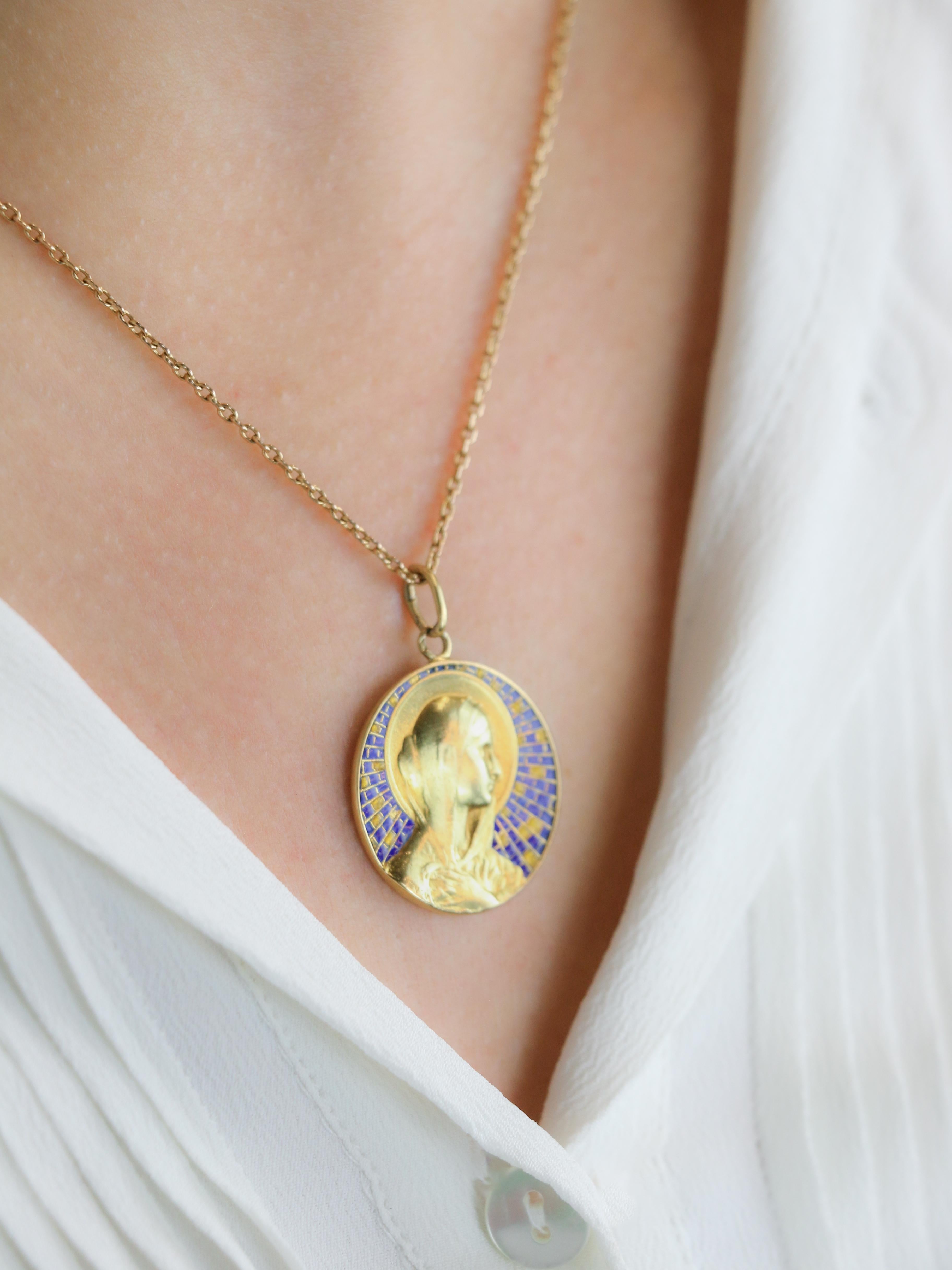 VERNON Médaille Art nouveau Vierge or jaune émail
