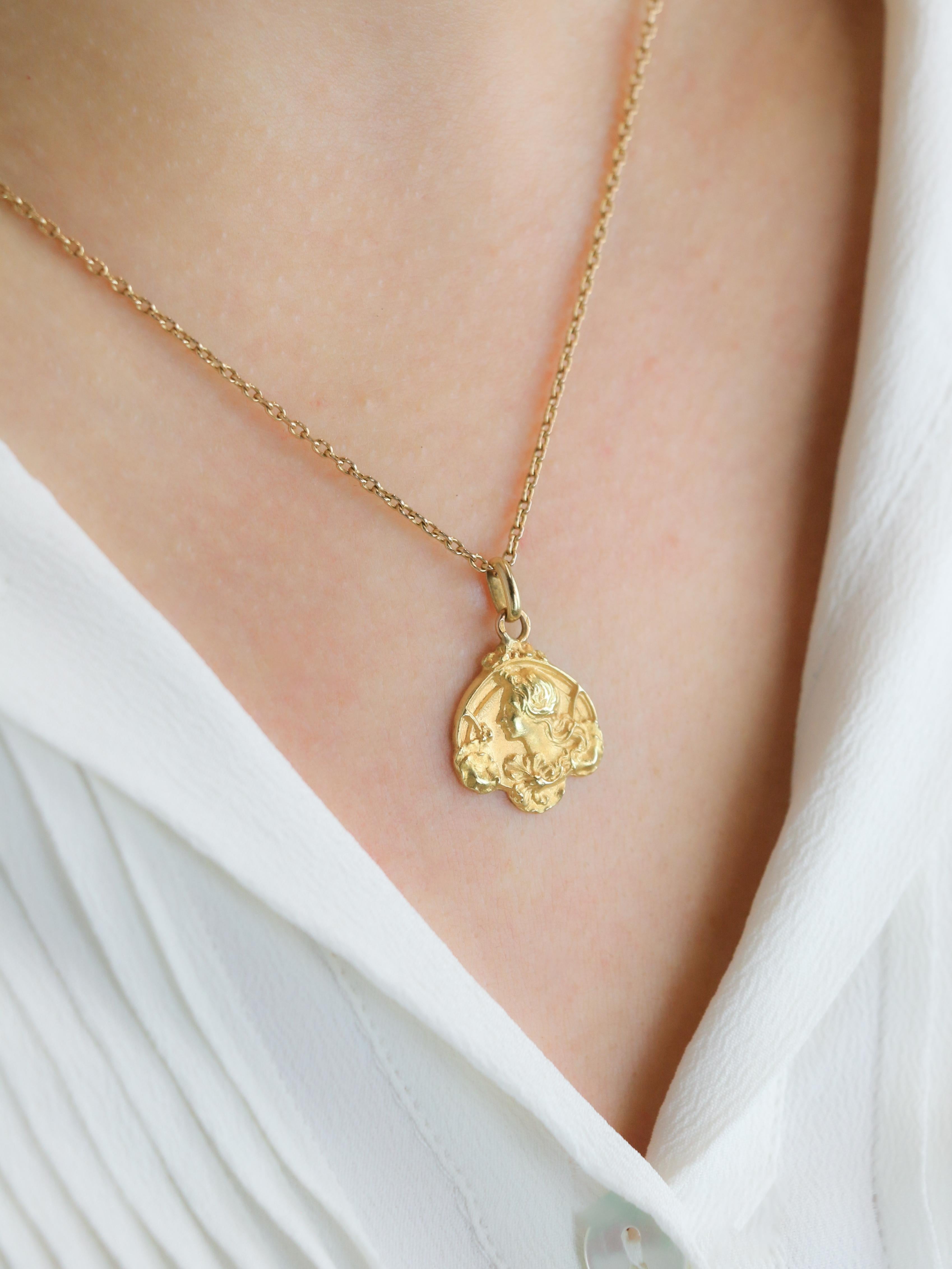 Médaille Art Nouveau femme de profil or jaune