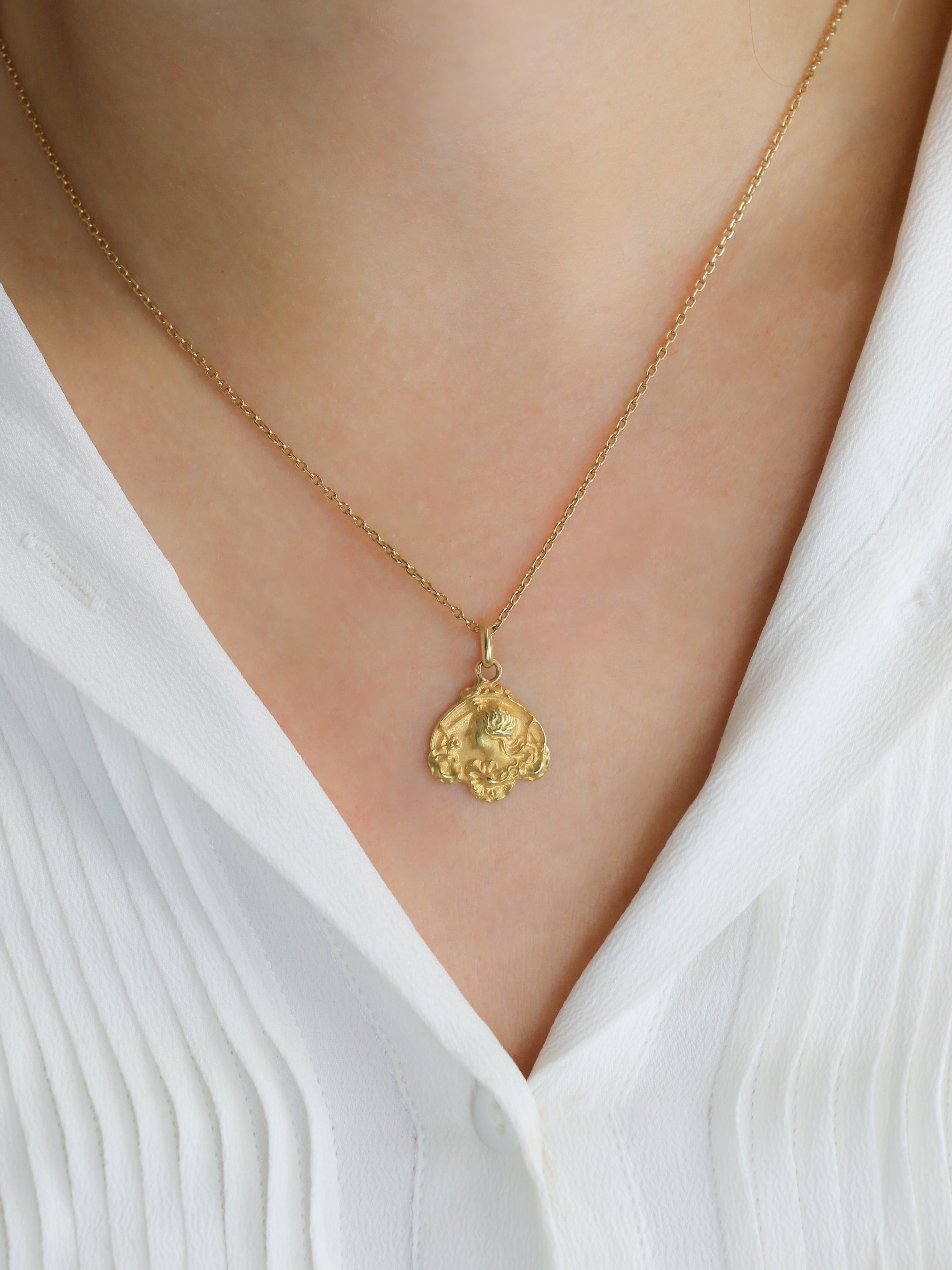 Médaille Art Nouveau femme de profil or jaune