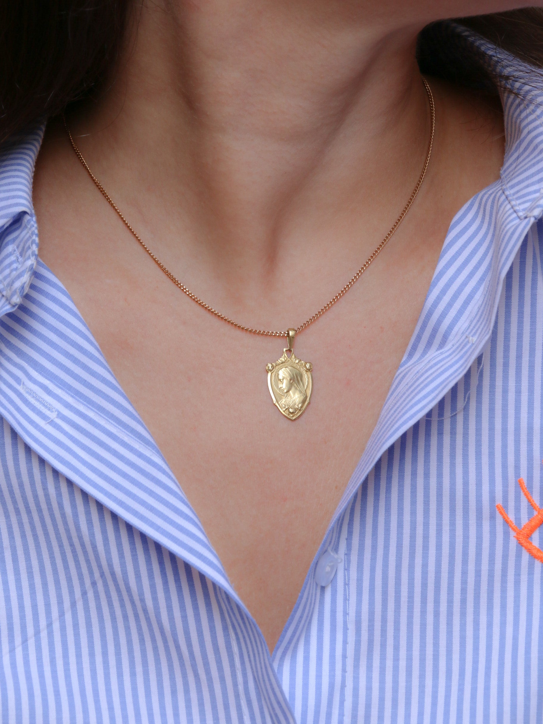 Médaille Art-Nouveau en or jaune figurant la Vierge par P. Lasserre