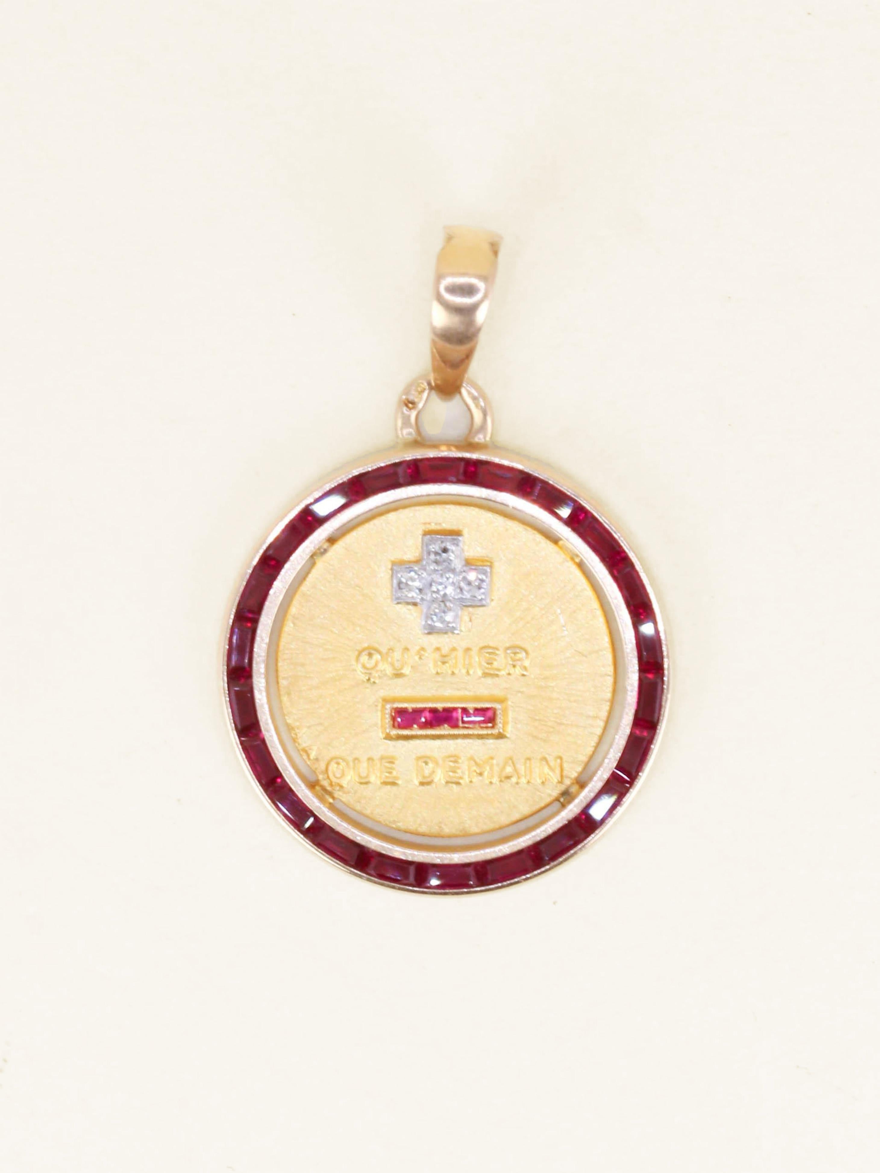 Médaille Amour Augis ronde Plus Hier Moins Demain entourage rubis