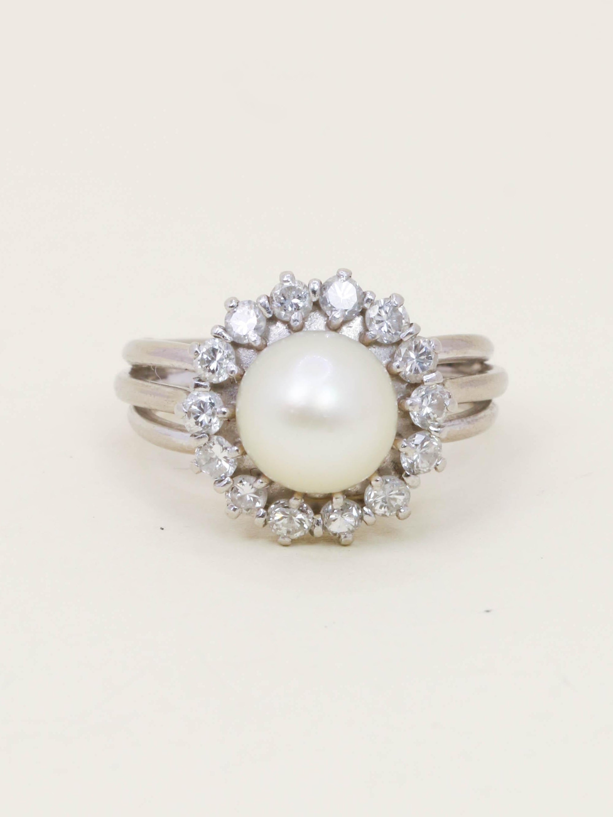 Bague marguerite or blanc perle diamants