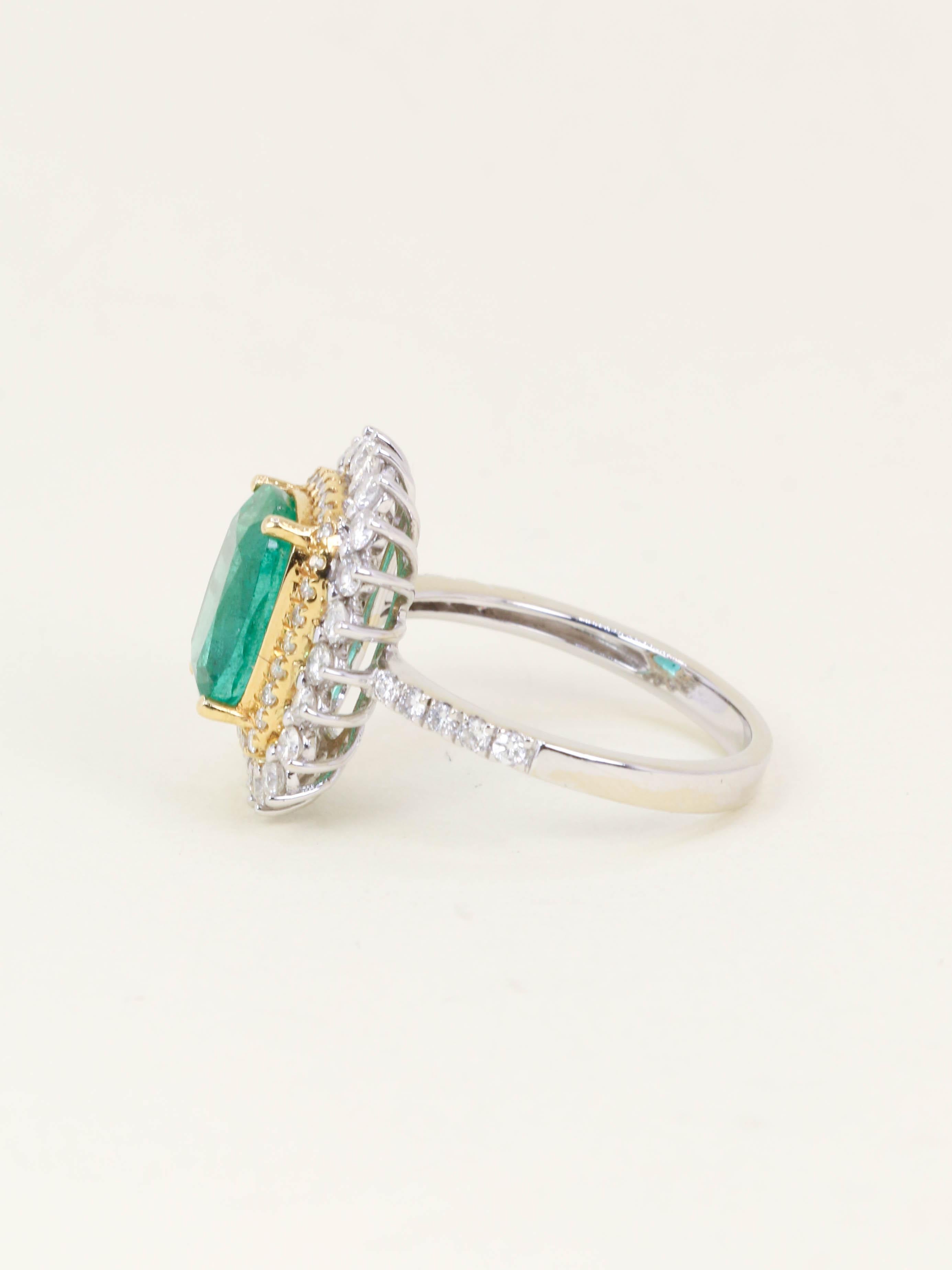 Bague or blanc émeraude 2,17 carats entourage diamants