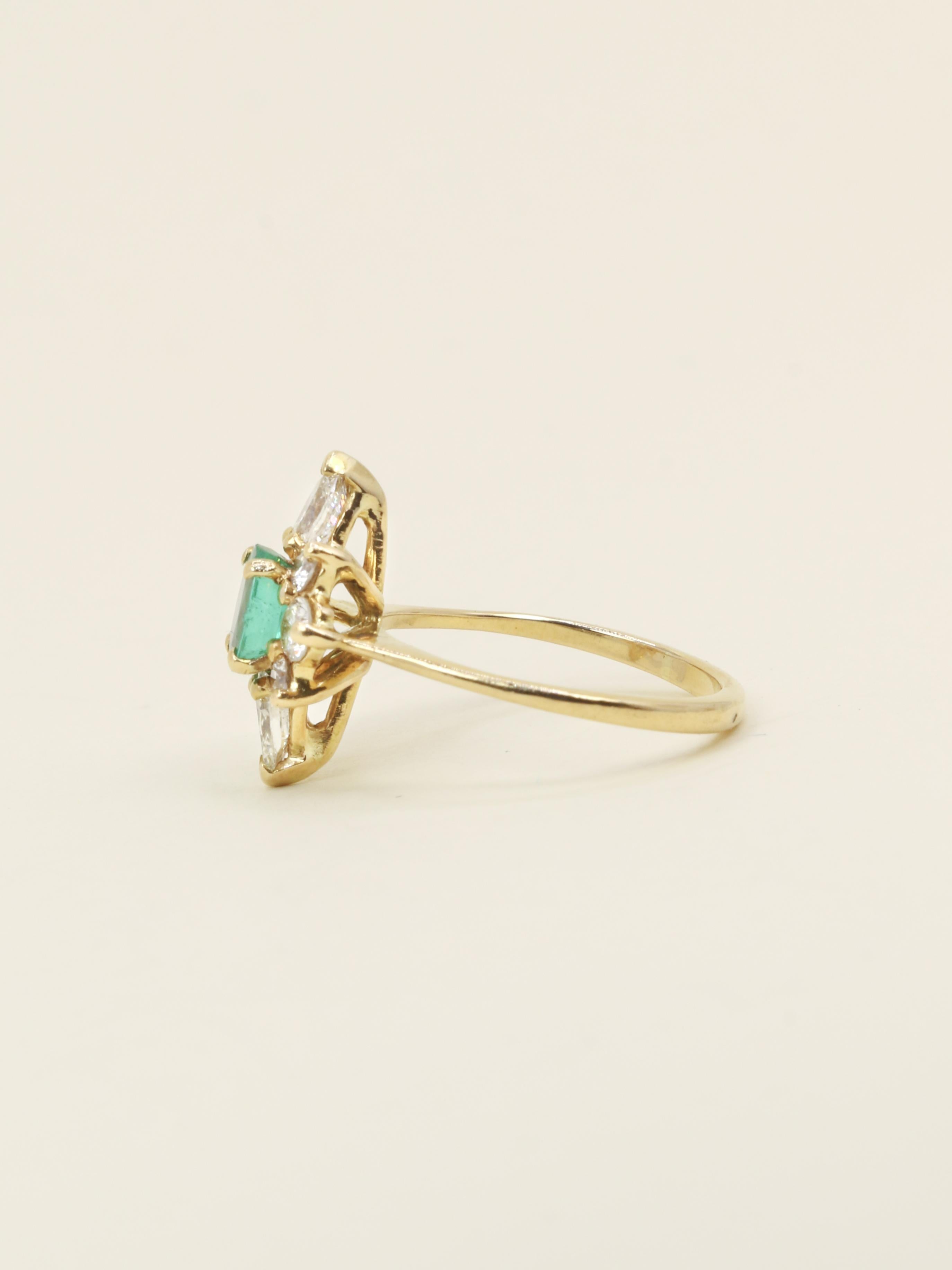 Bague marquise or jaune émeraude ovale diamants