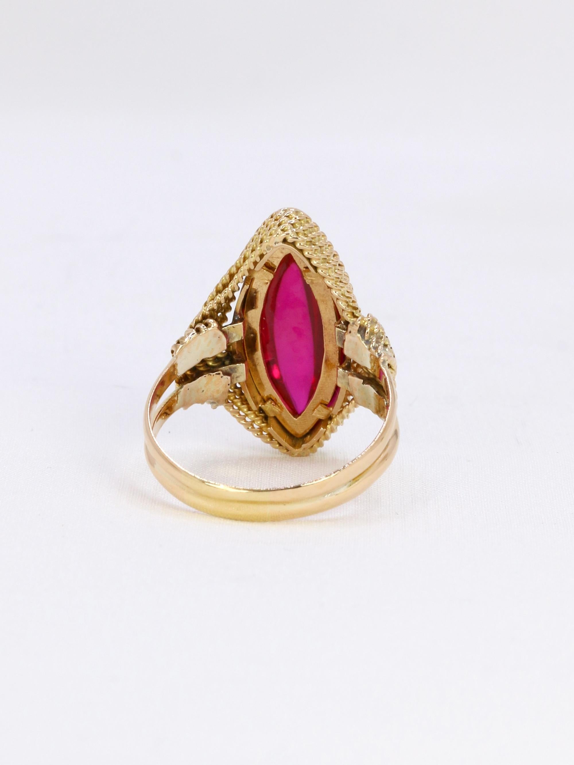 Bague vintage or jaune torsadé rubis