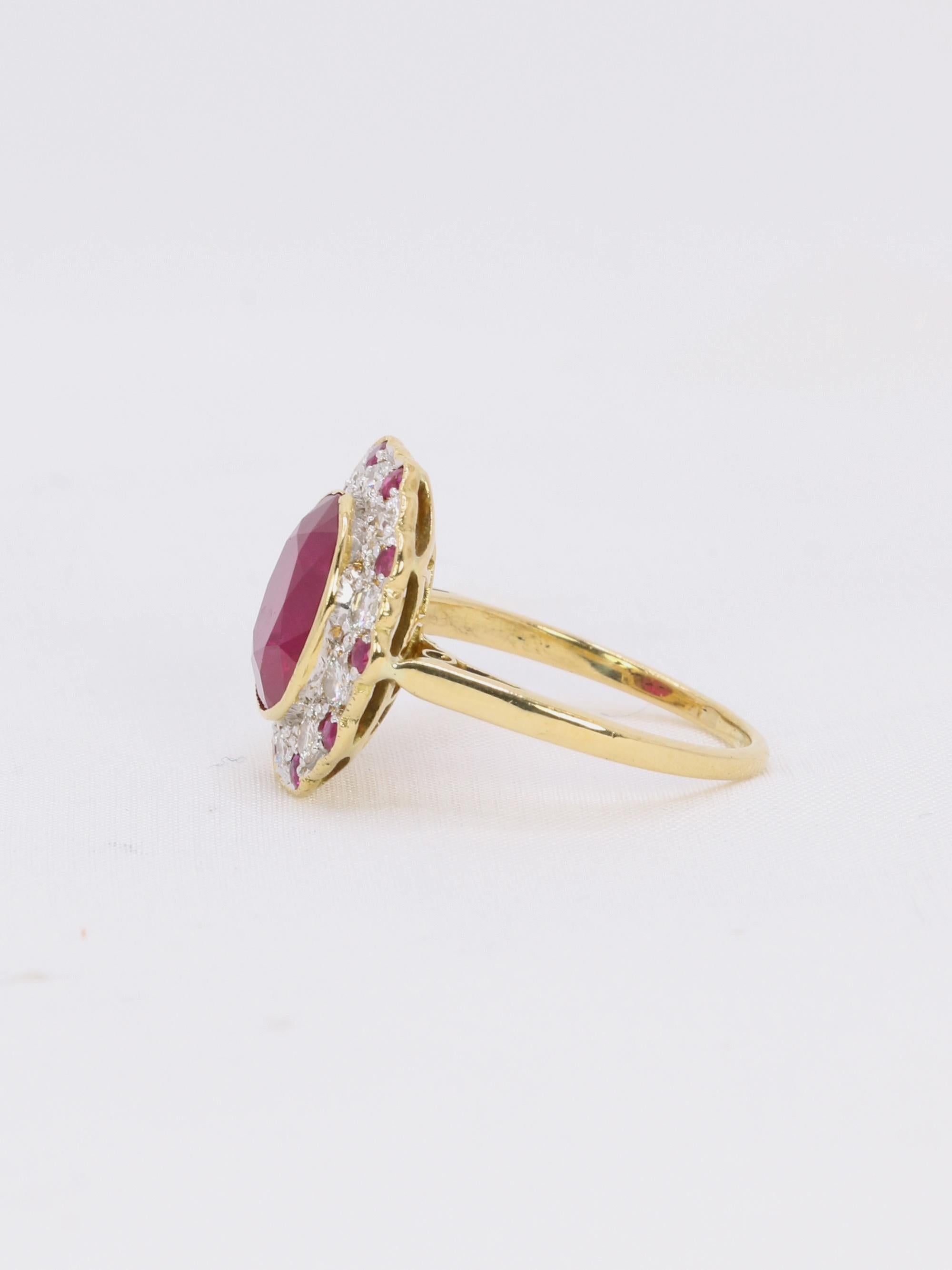 Bague marguerite vintage or jaune diamants rubis ovale 2,2 ct
