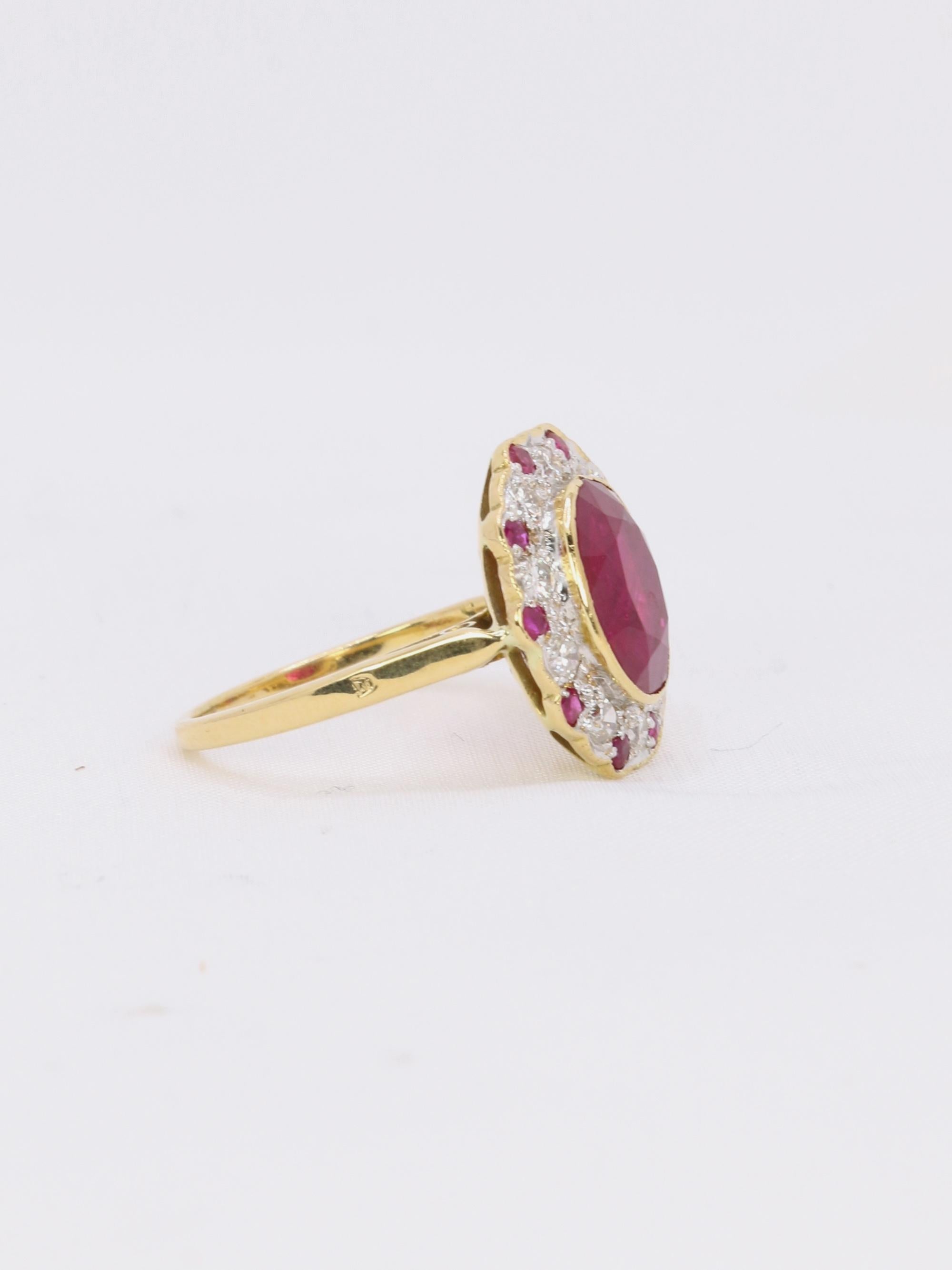 Bague marguerite vintage or jaune diamants rubis ovale 2,2 ct