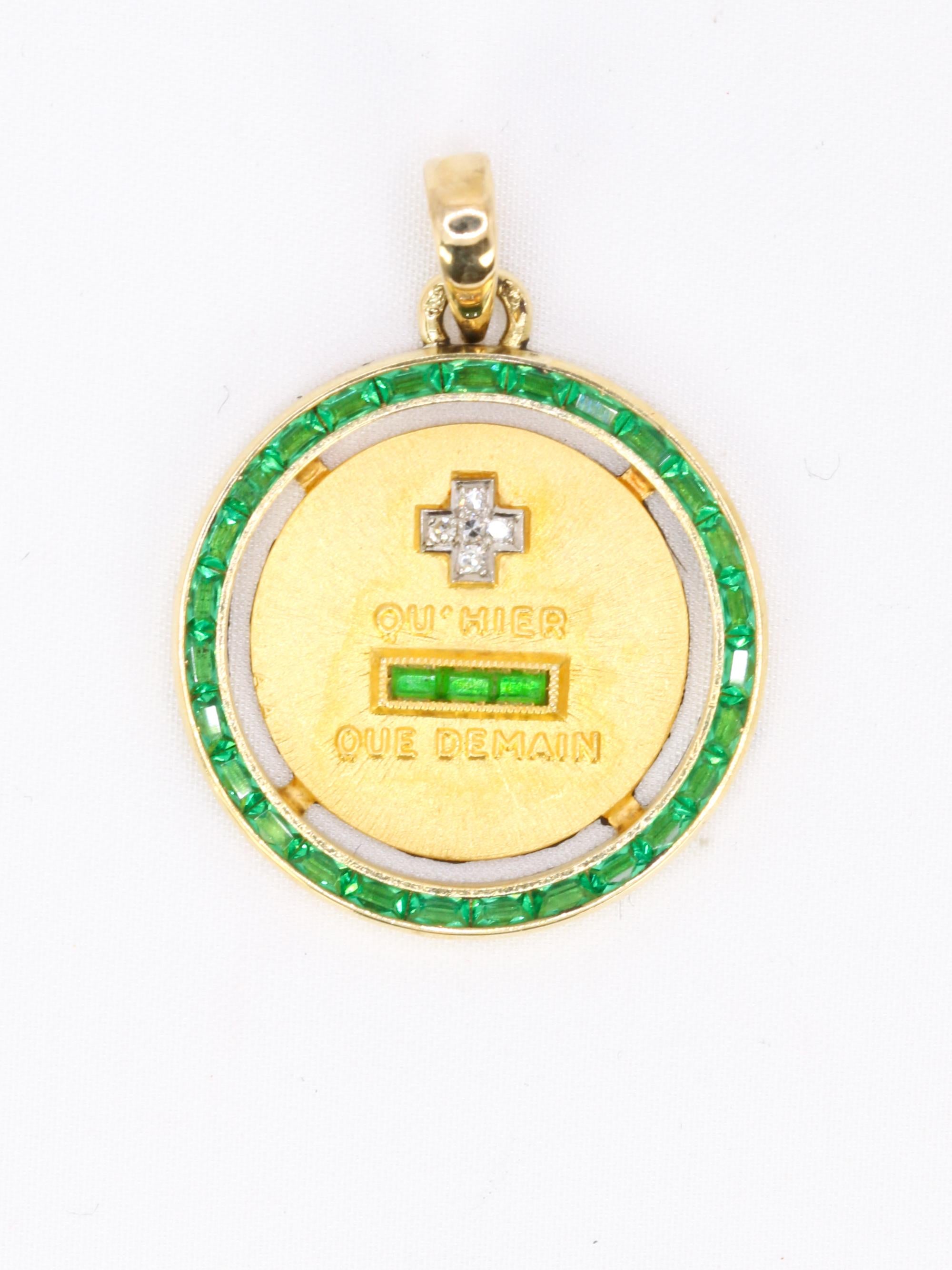 Médaille amour Augis entourage émeraudes calibrées Plus qu'hier moins que demain