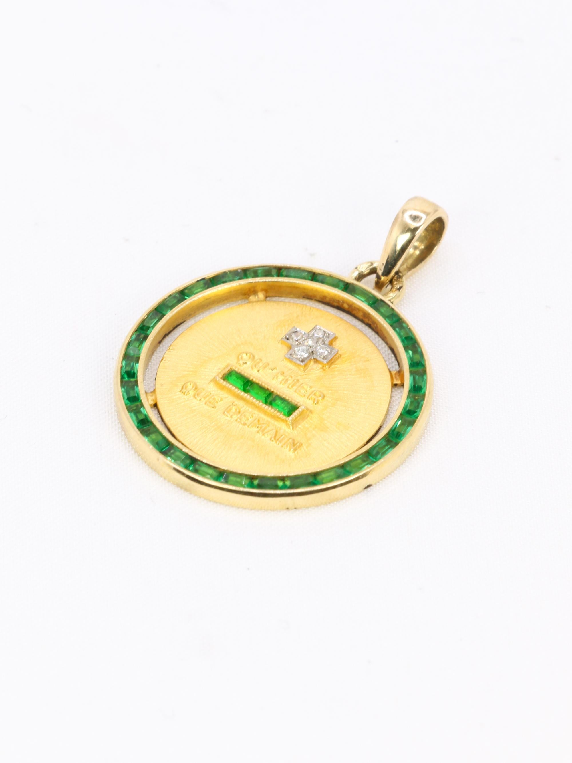 Médaille amour Augis entourage émeraudes calibrées Plus qu'hier moins que demain