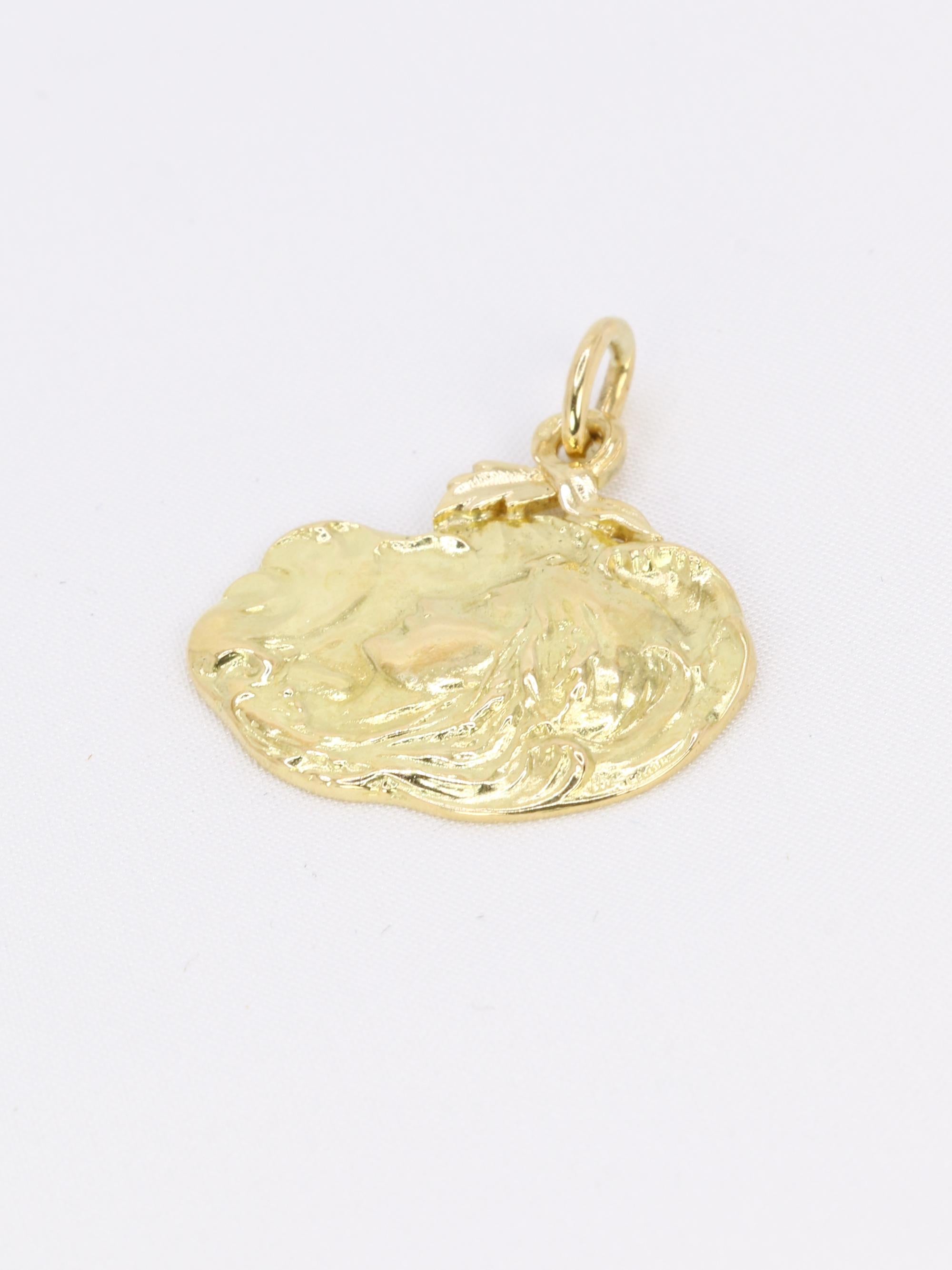 JOE DESCOMPS Médaille femme Art Nouveau or jaune