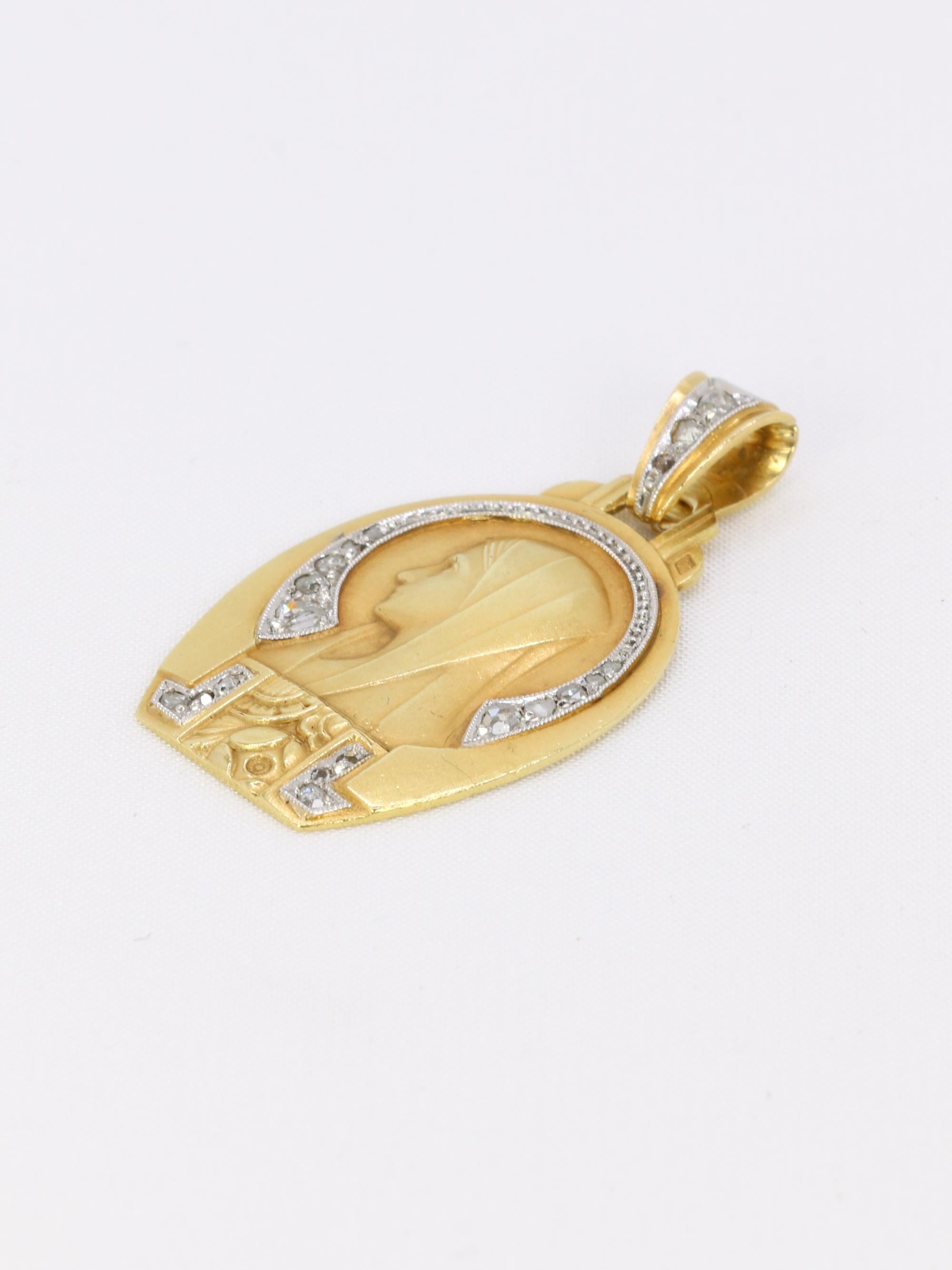 Médaille religieuse Art Deco Vierge de profil or jaune diamants taille rose