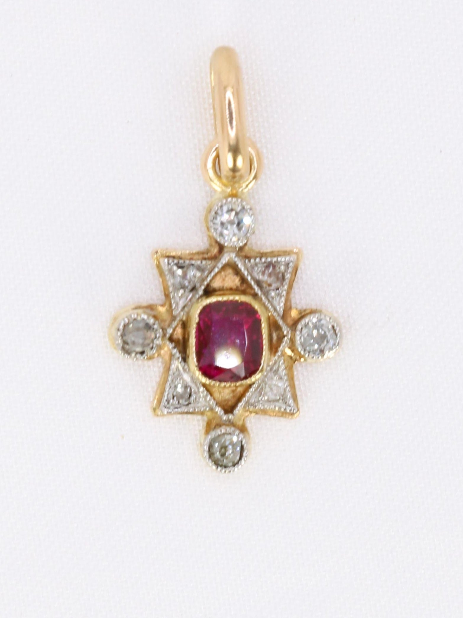 Pendentif Art Deco or jaune diamants rubis