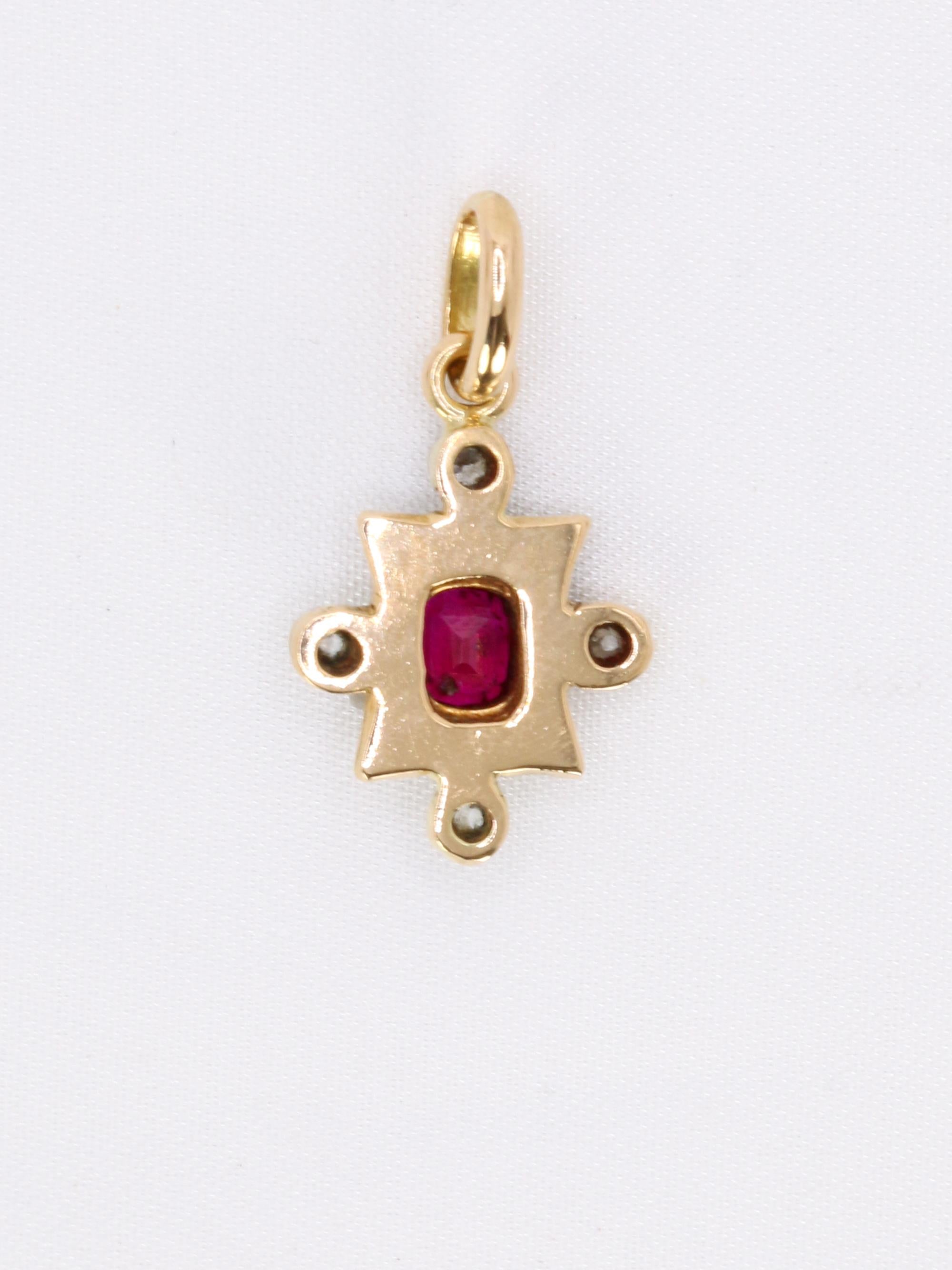 Pendentif Art Deco or jaune diamants rubis