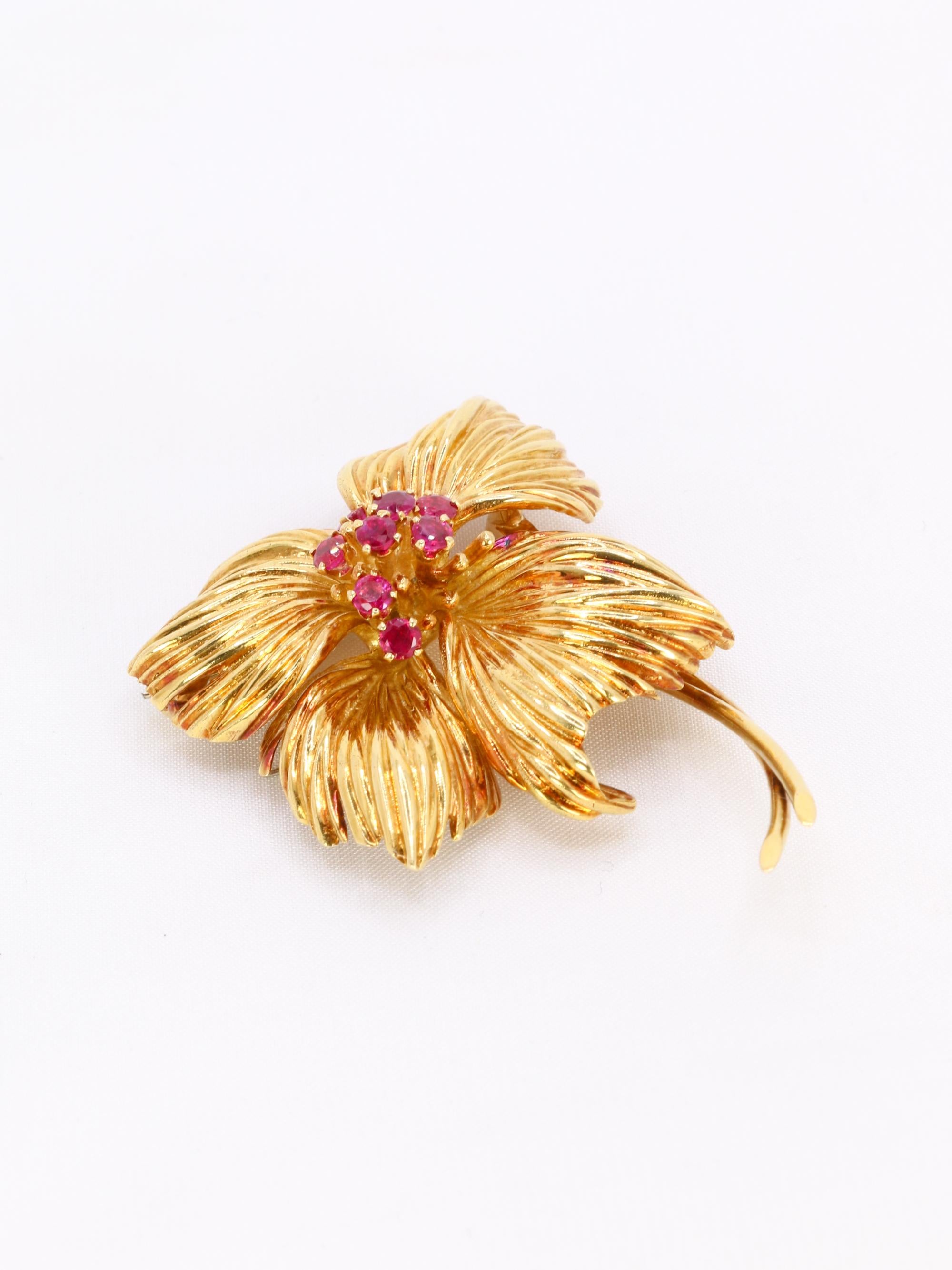 VAN CLEEF & ARPELS Broche fleur or jaune rubis