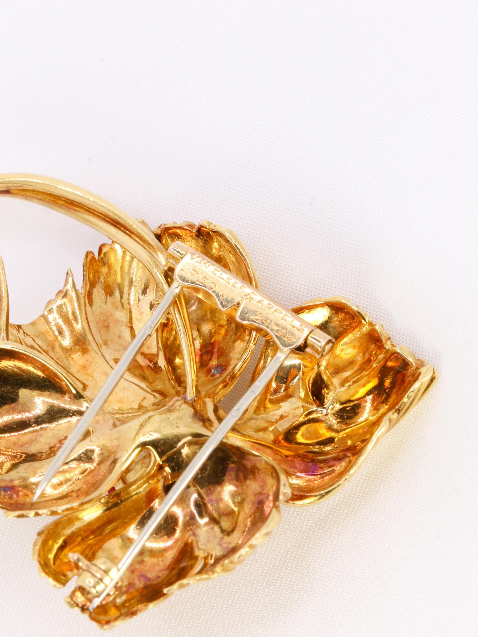 VAN CLEEF & ARPELS Broche fleur or jaune rubis