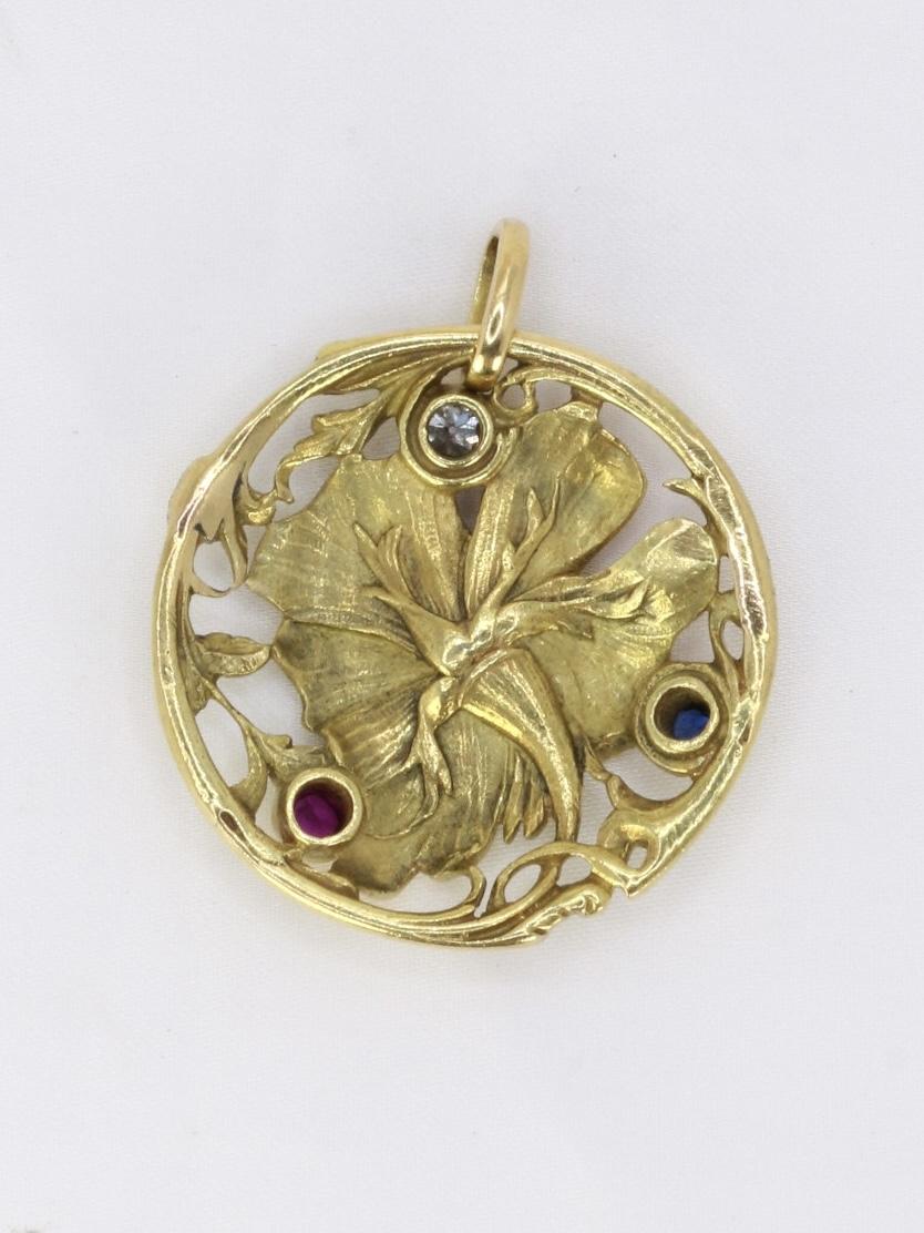 MAISON MENU Pendentif fleur Art Nouveau or jaune émail diamant rubis saphir