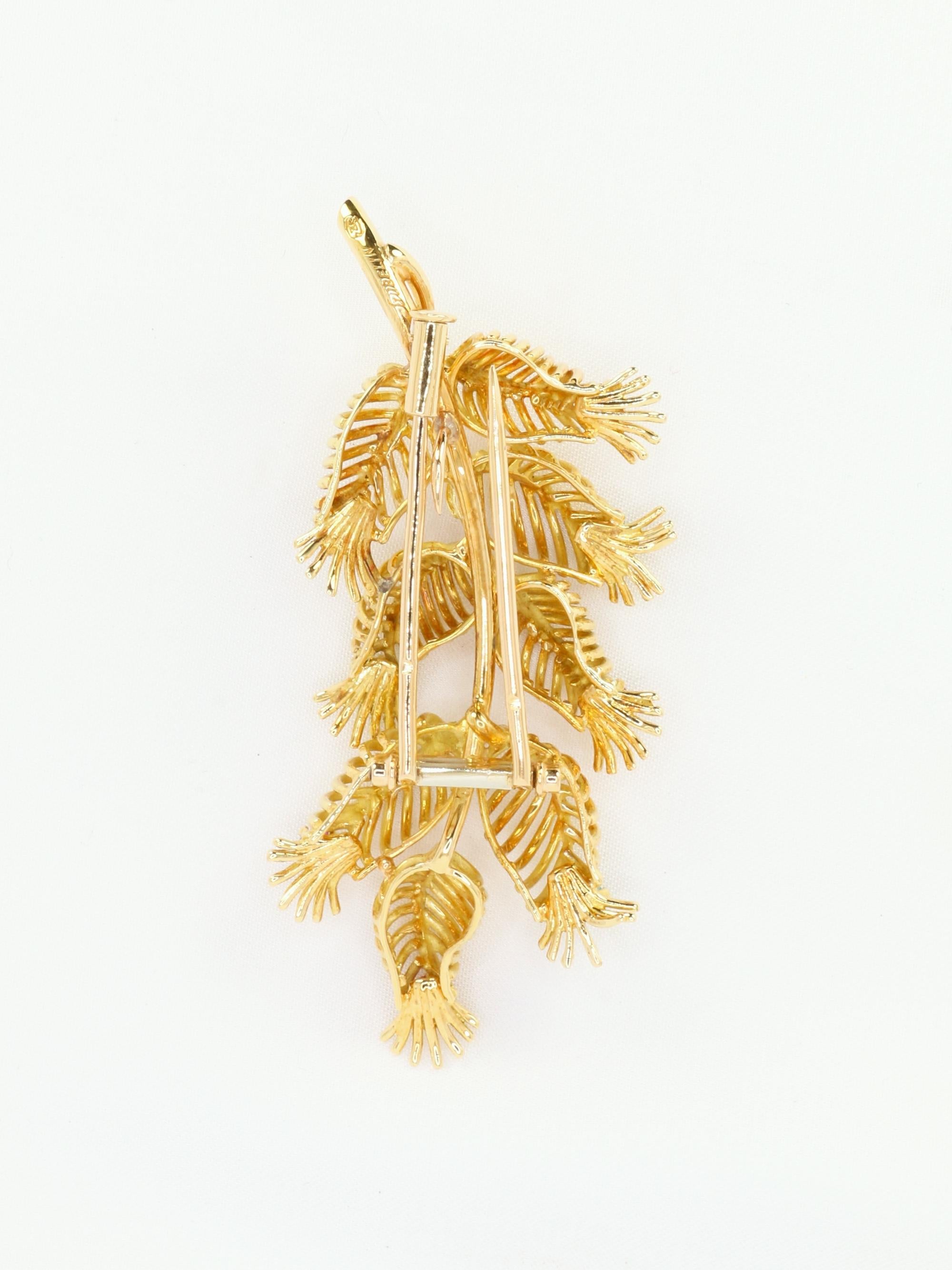 GUBELIN Broche feuille or rubis émeraudes