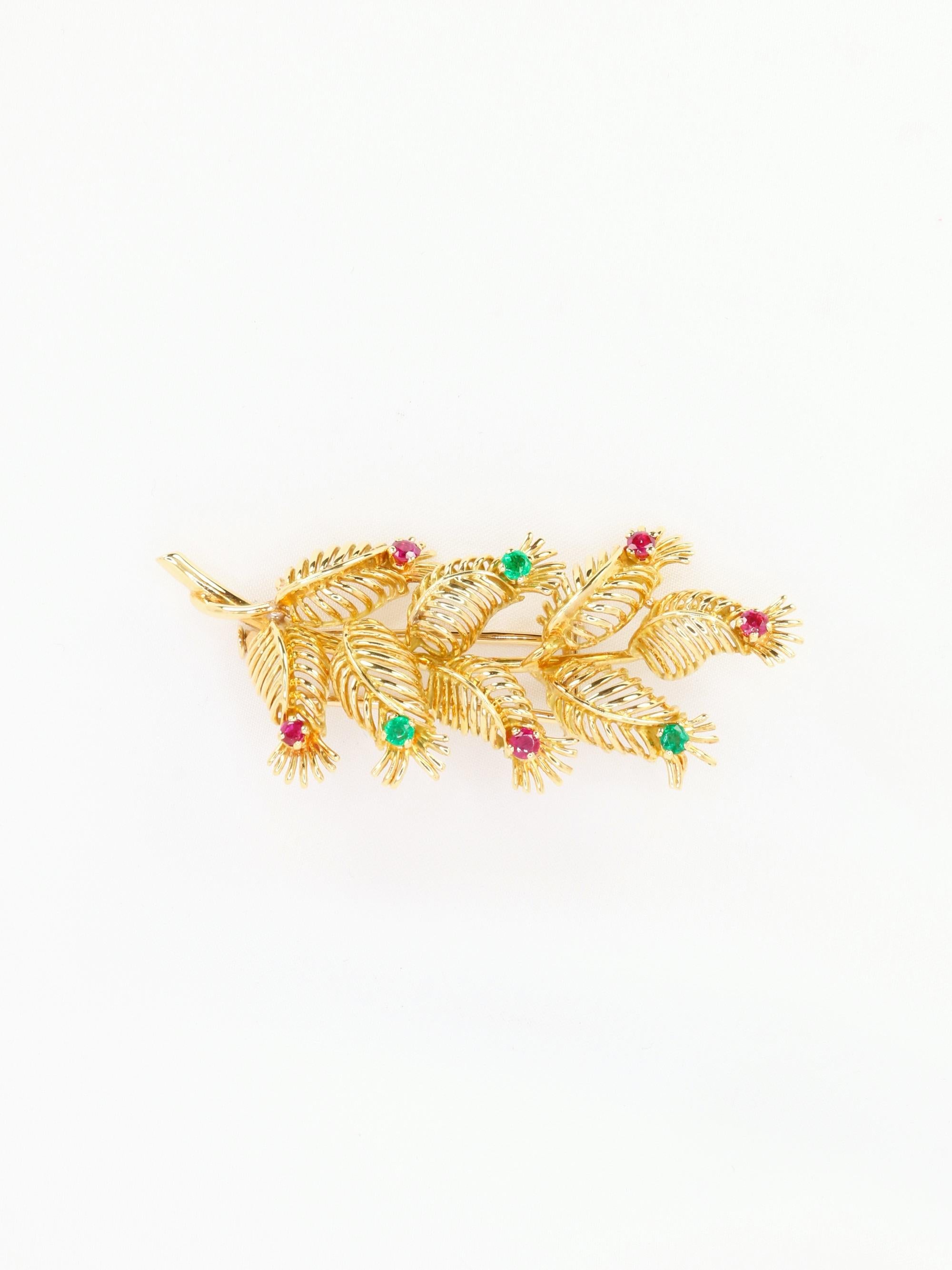 GUBELIN Broche feuille or rubis émeraudes