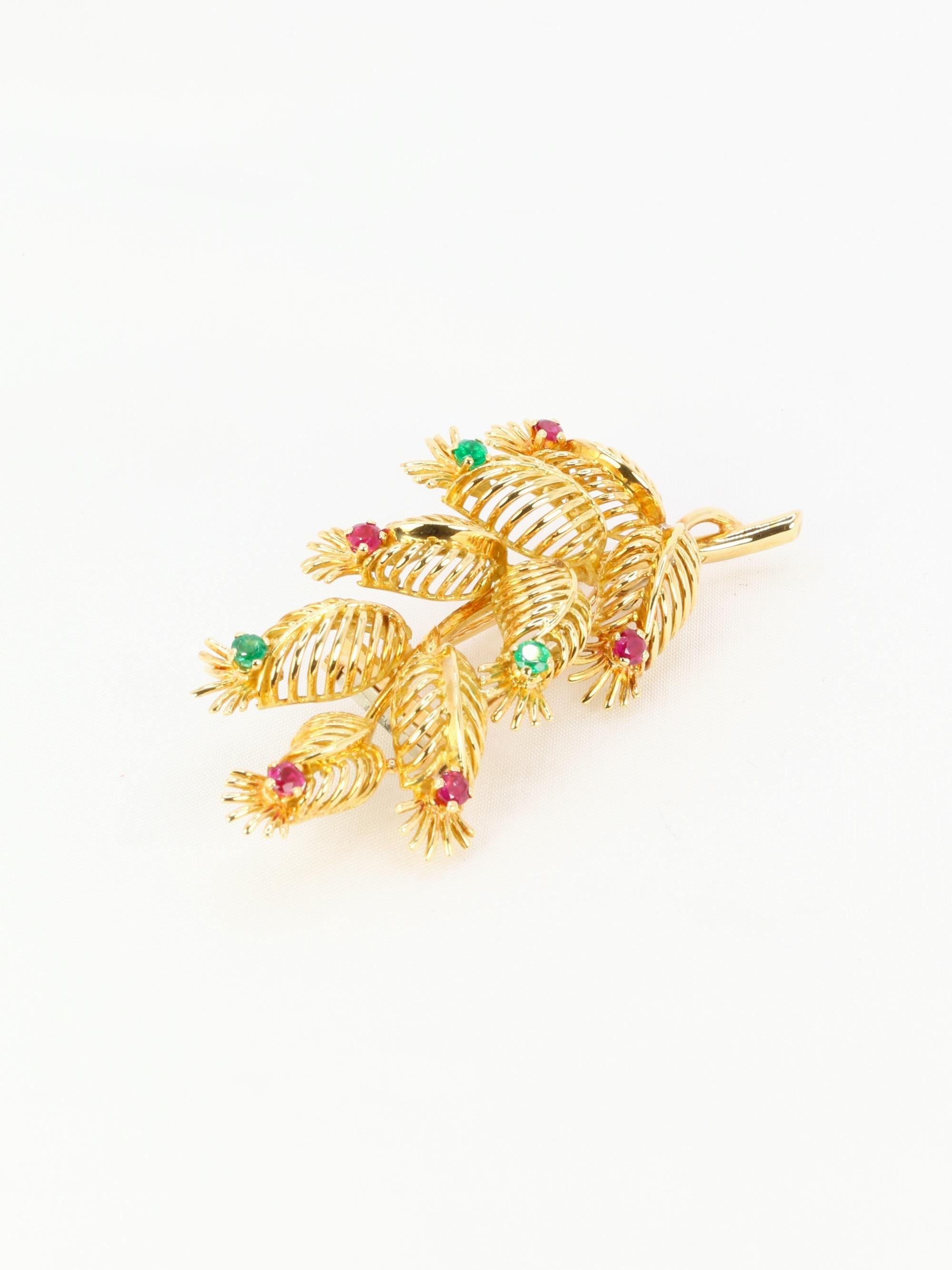 GUBELIN Broche feuille or rubis émeraudes