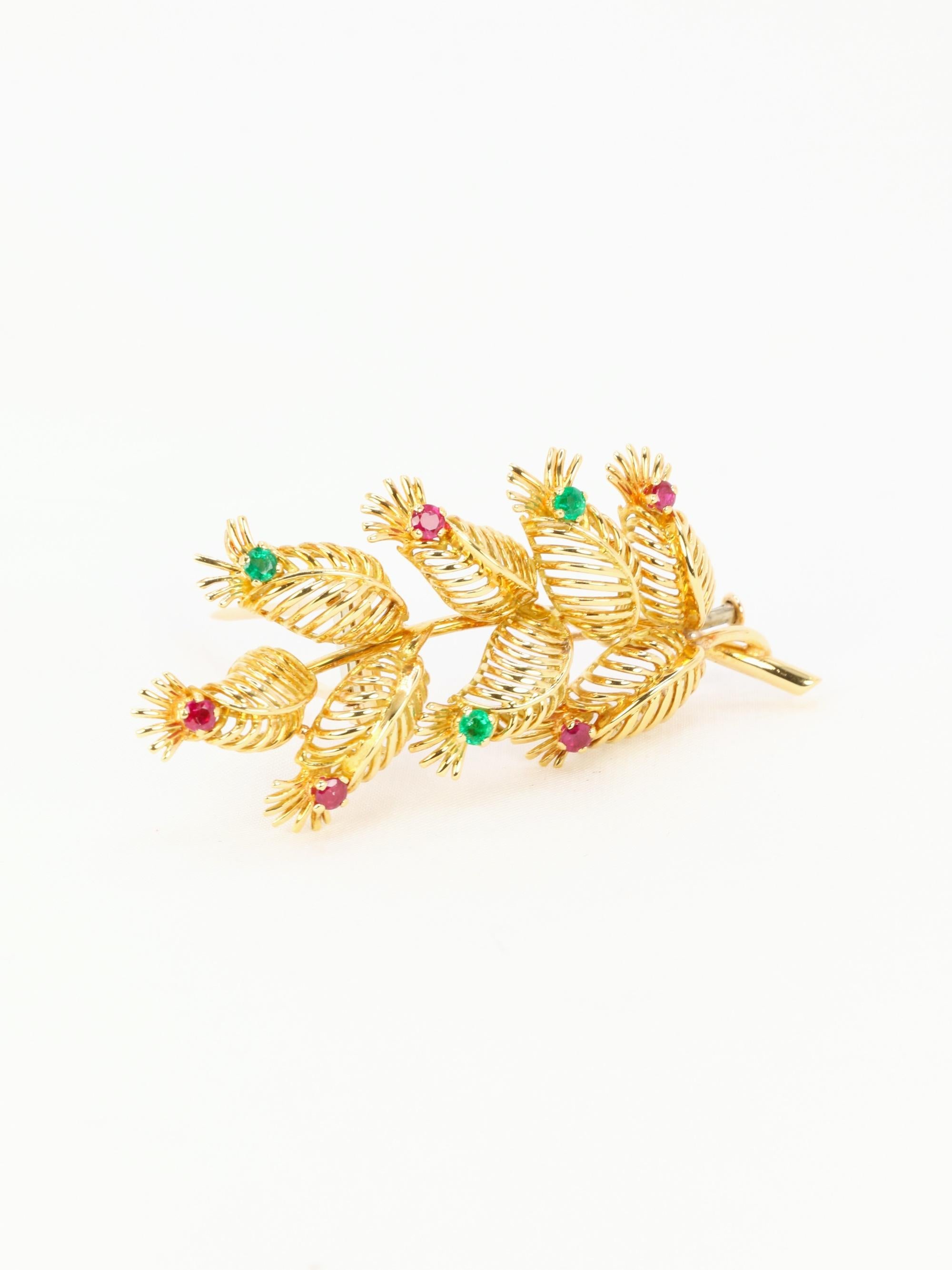GUBELIN Broche feuille or rubis émeraudes