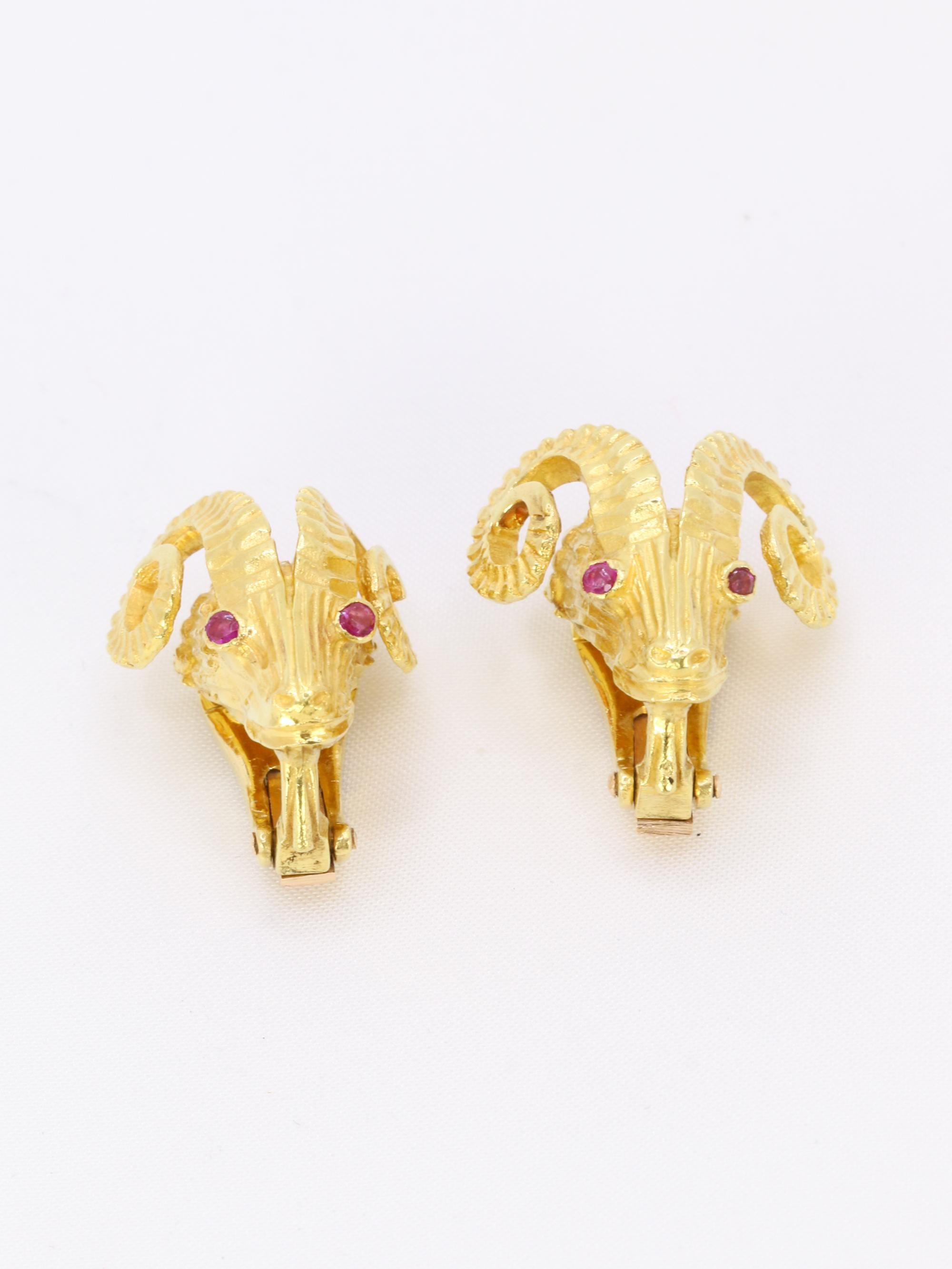 LALAOUNIS (Att. à) Clips d'oreilles tête de belier or jaune rubis
