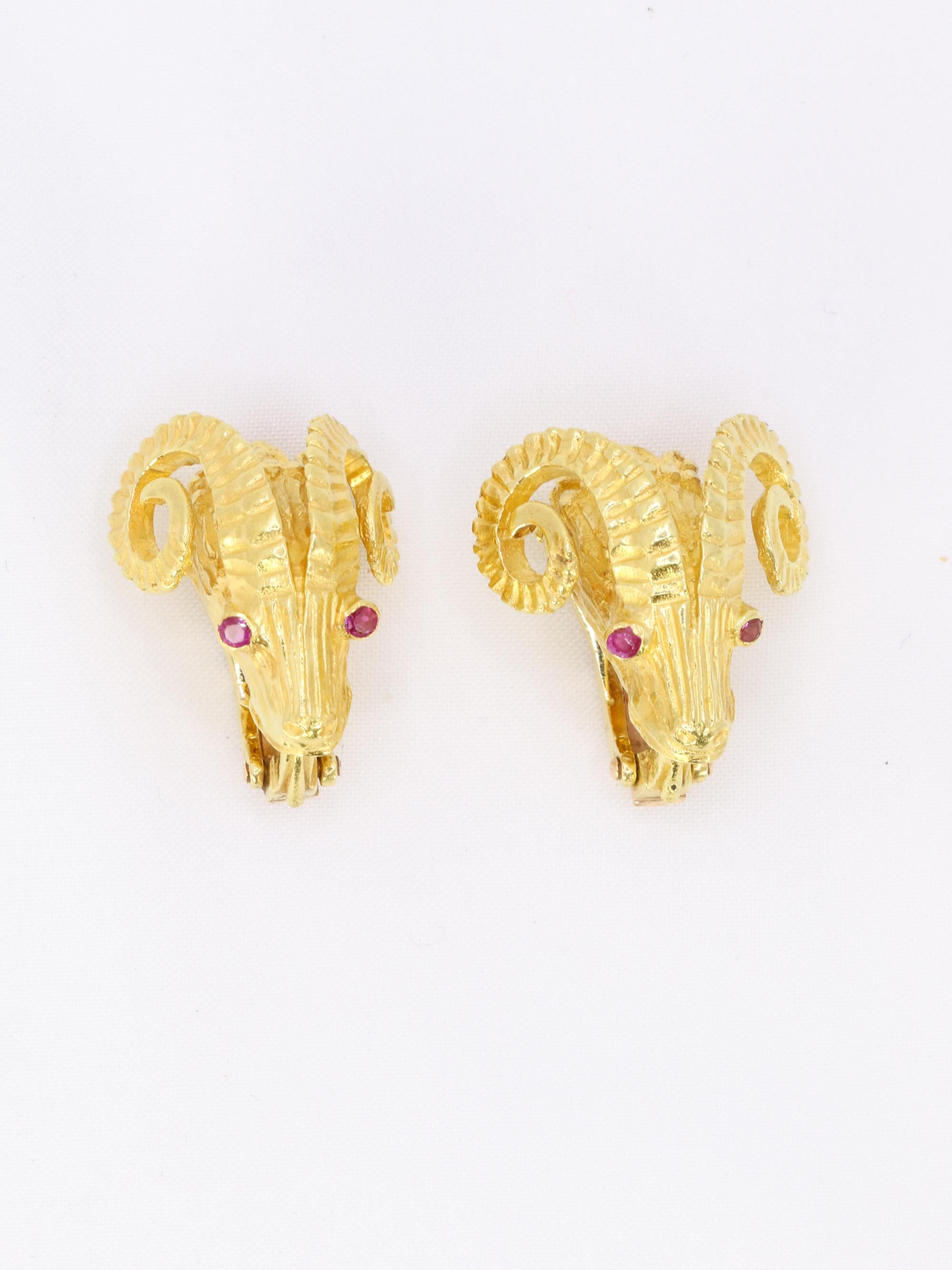 LALAOUNIS (Att. à) Clips d'oreilles tête de belier or jaune rubis