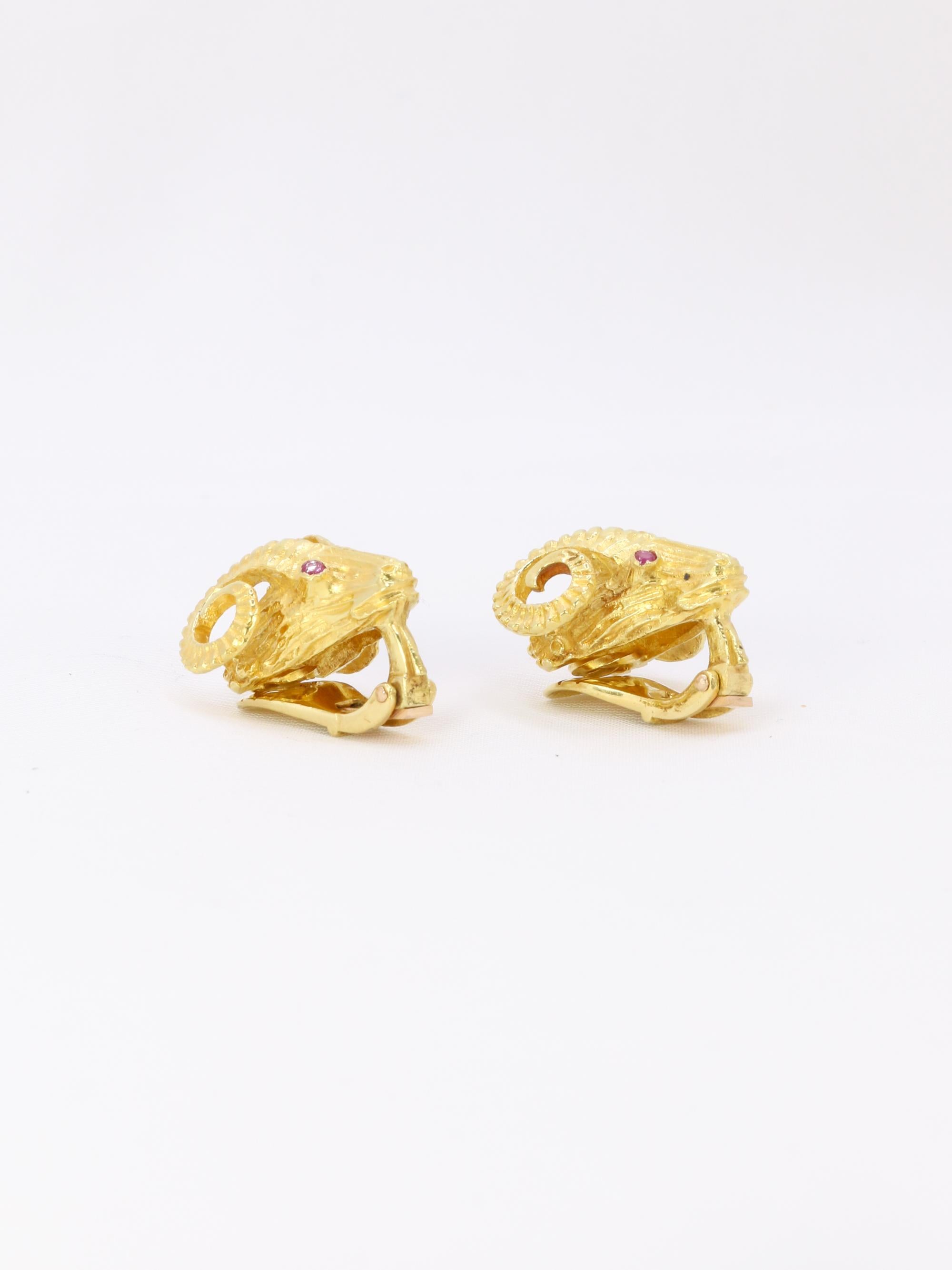 LALAOUNIS (Att. à) Clips d'oreilles tête de belier or jaune rubis