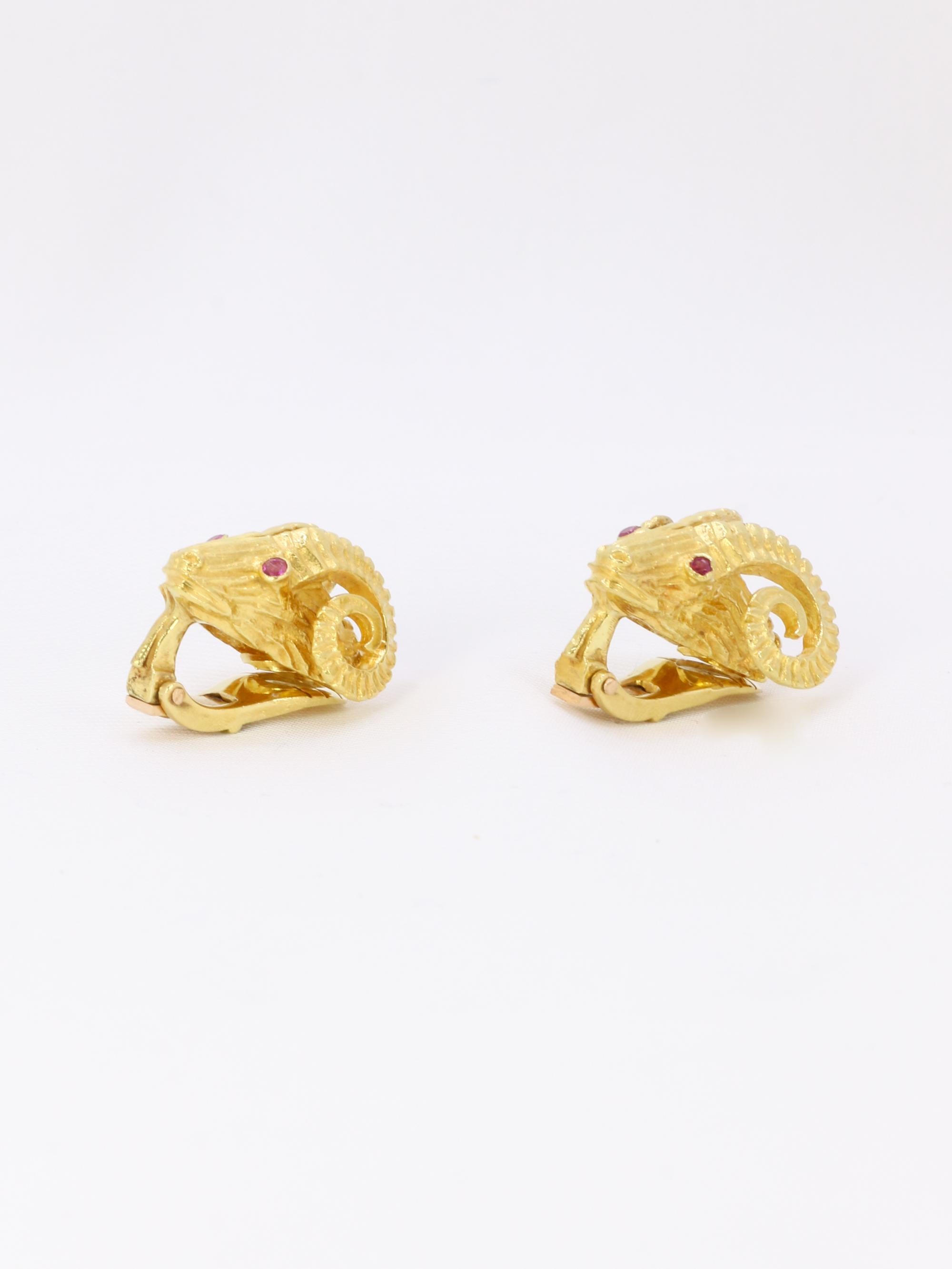 LALAOUNIS (Att. à) Clips d'oreilles tête de belier or jaune rubis