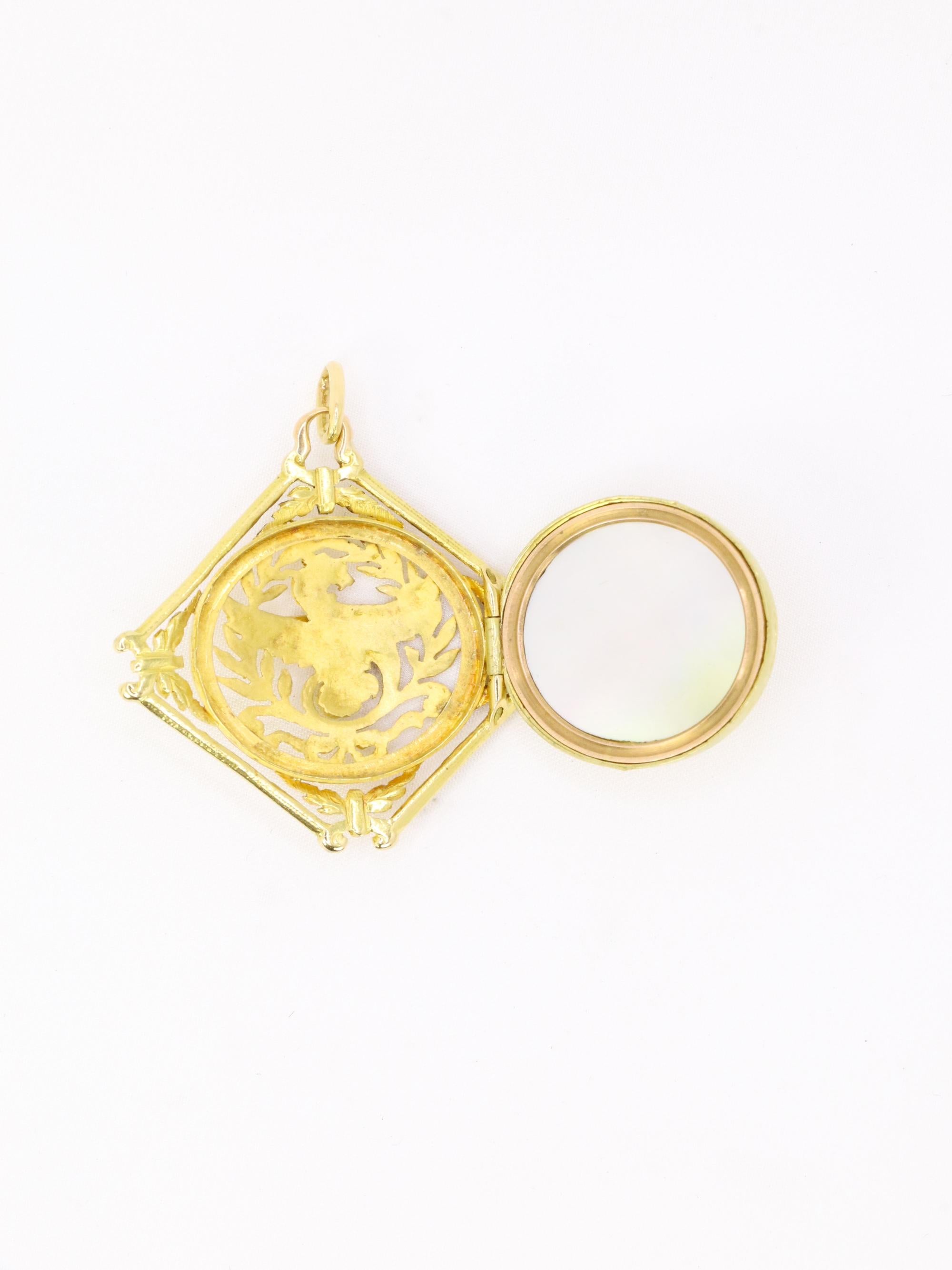 Pendentif Chimère Art Nouveau or jaune nacre