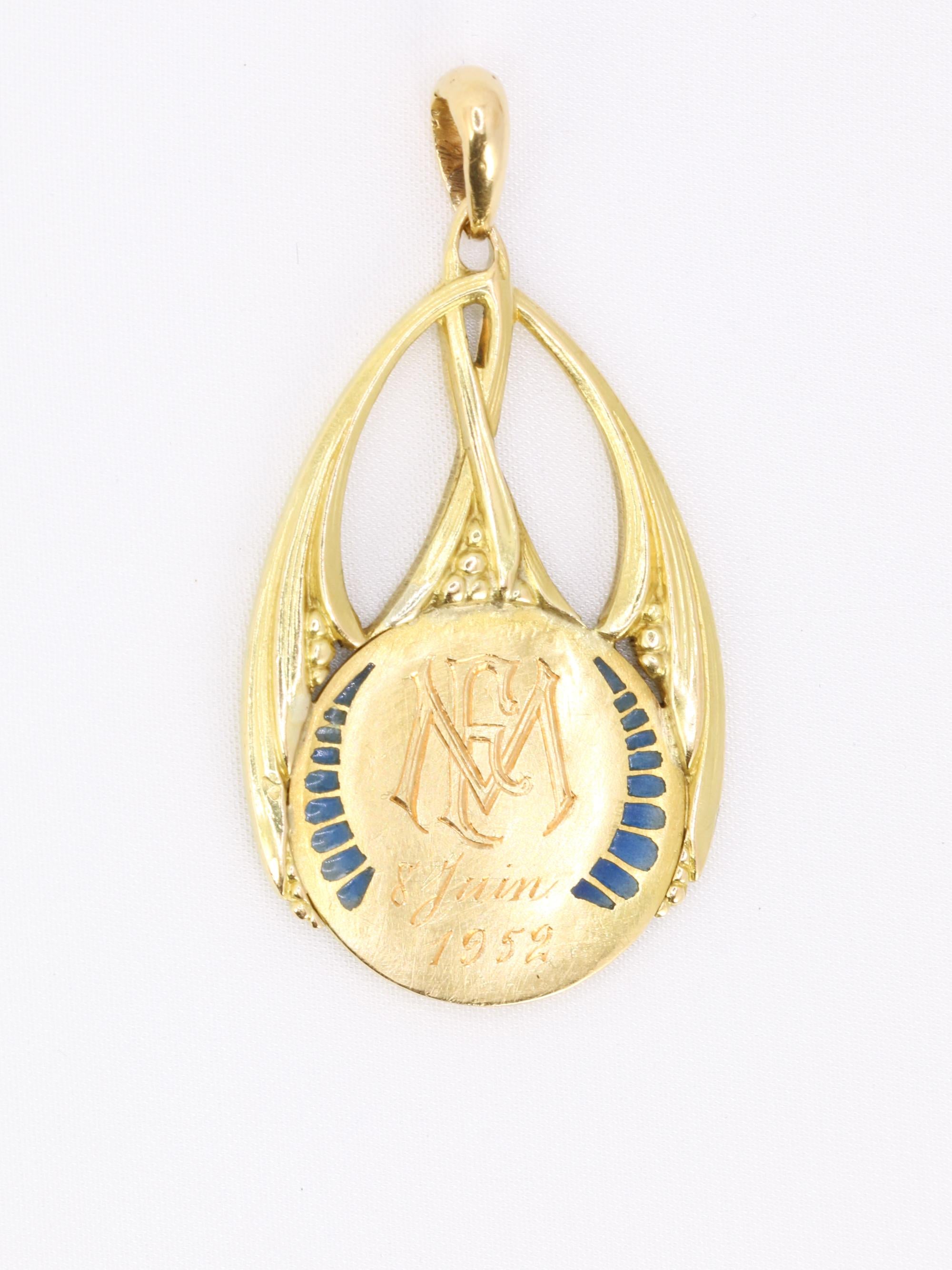 Médaille Art Nouveau Vierge de profil or jaune émail plique-à-jour bleu