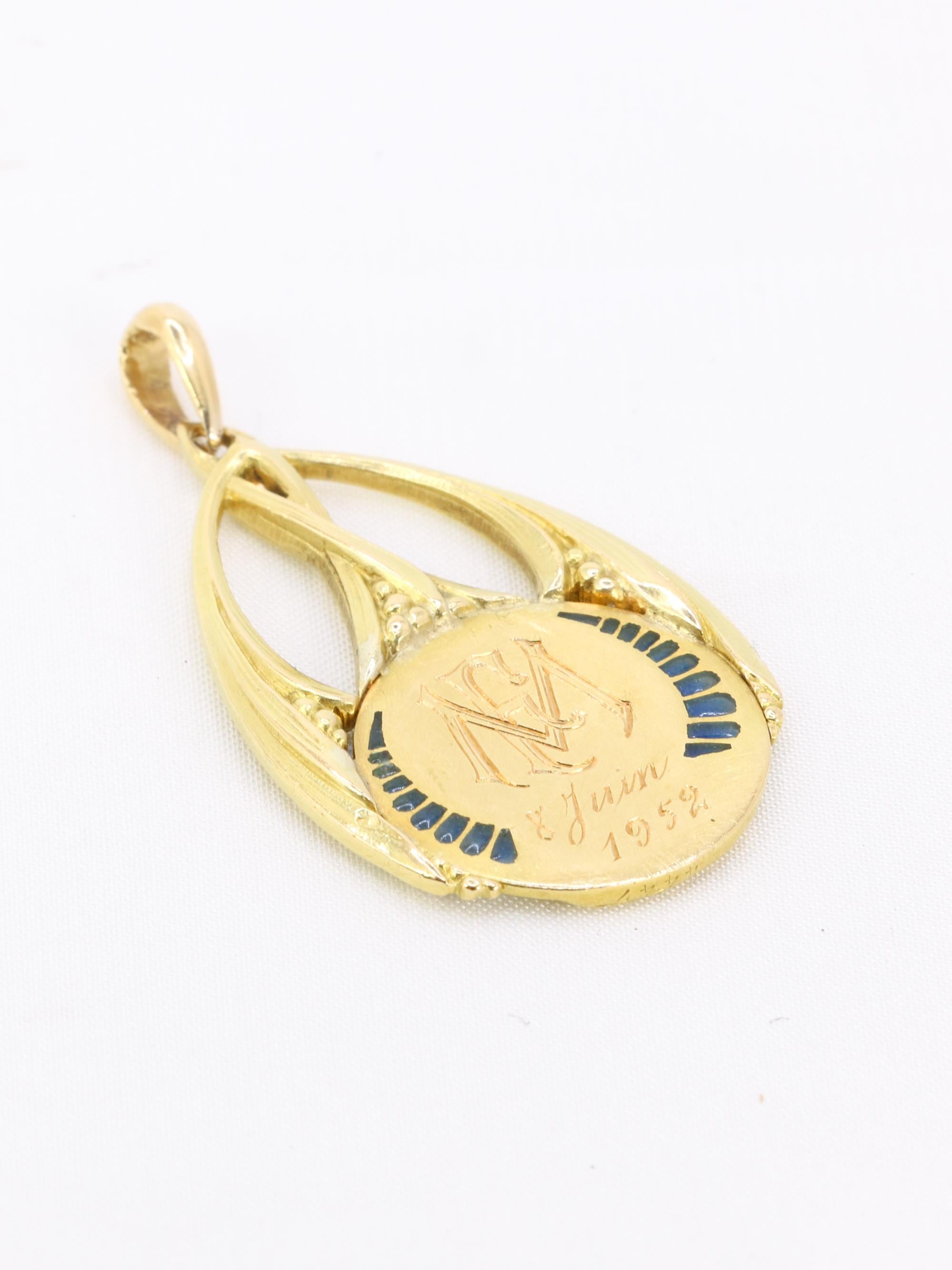 Médaille Art Nouveau Vierge de profil or jaune émail plique-à-jour bleu