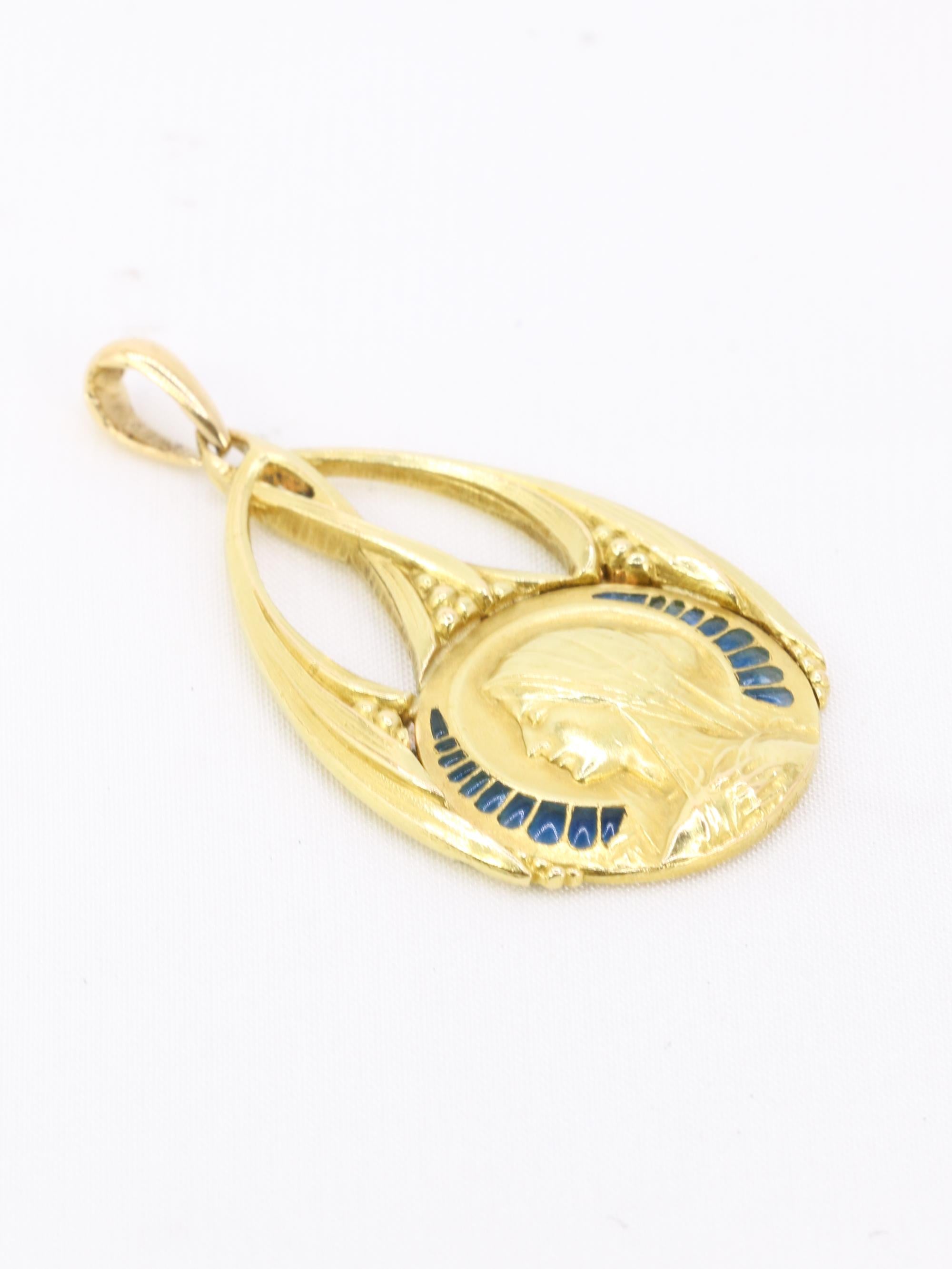 Médaille Art Nouveau Vierge de profil or jaune émail plique-à-jour bleu