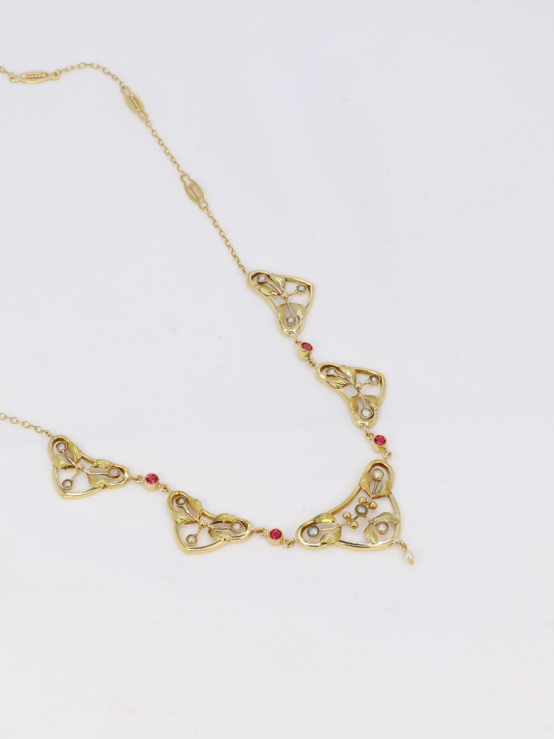 Collier draperie Art Nouveau en or jaune, perles fines et pierres roses
