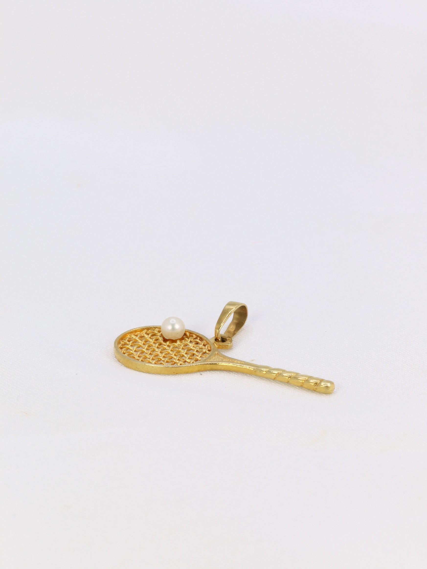 Vintage tennis racket pendant in yellow gold and pearl
