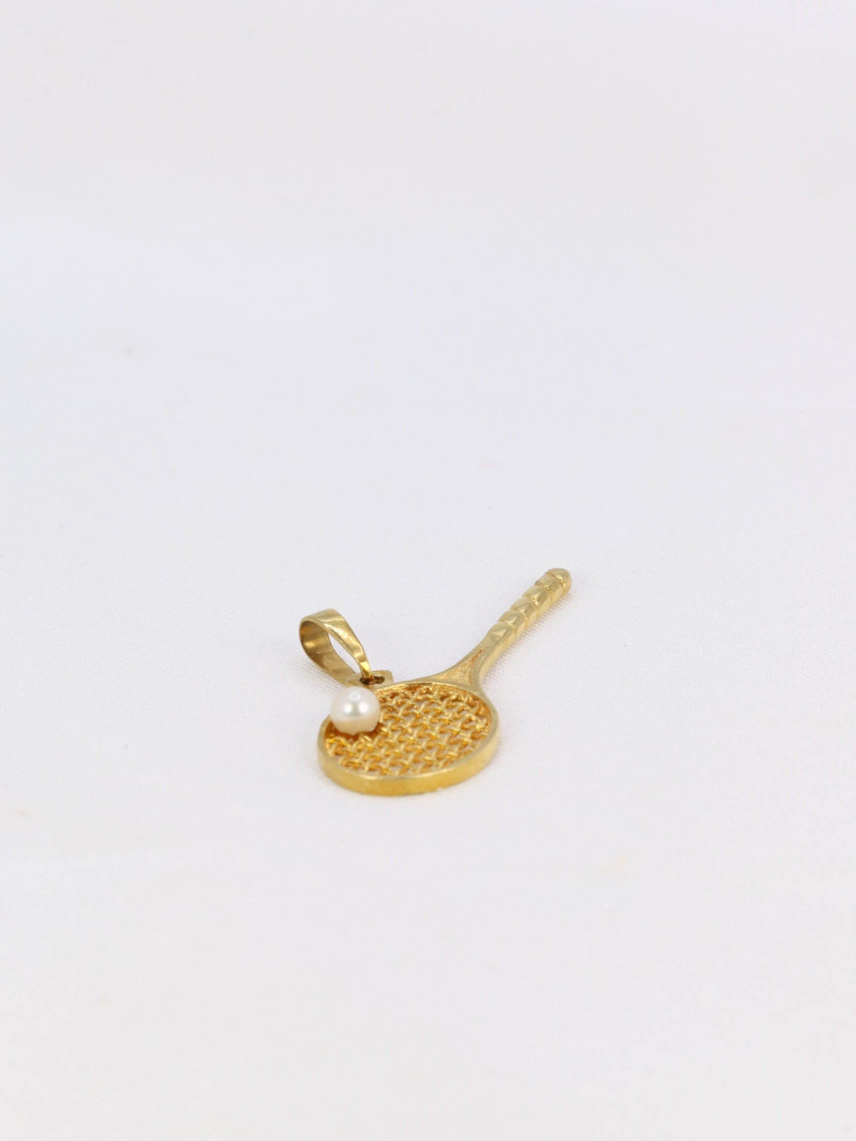 Vintage tennis racket pendant in yellow gold and pearl