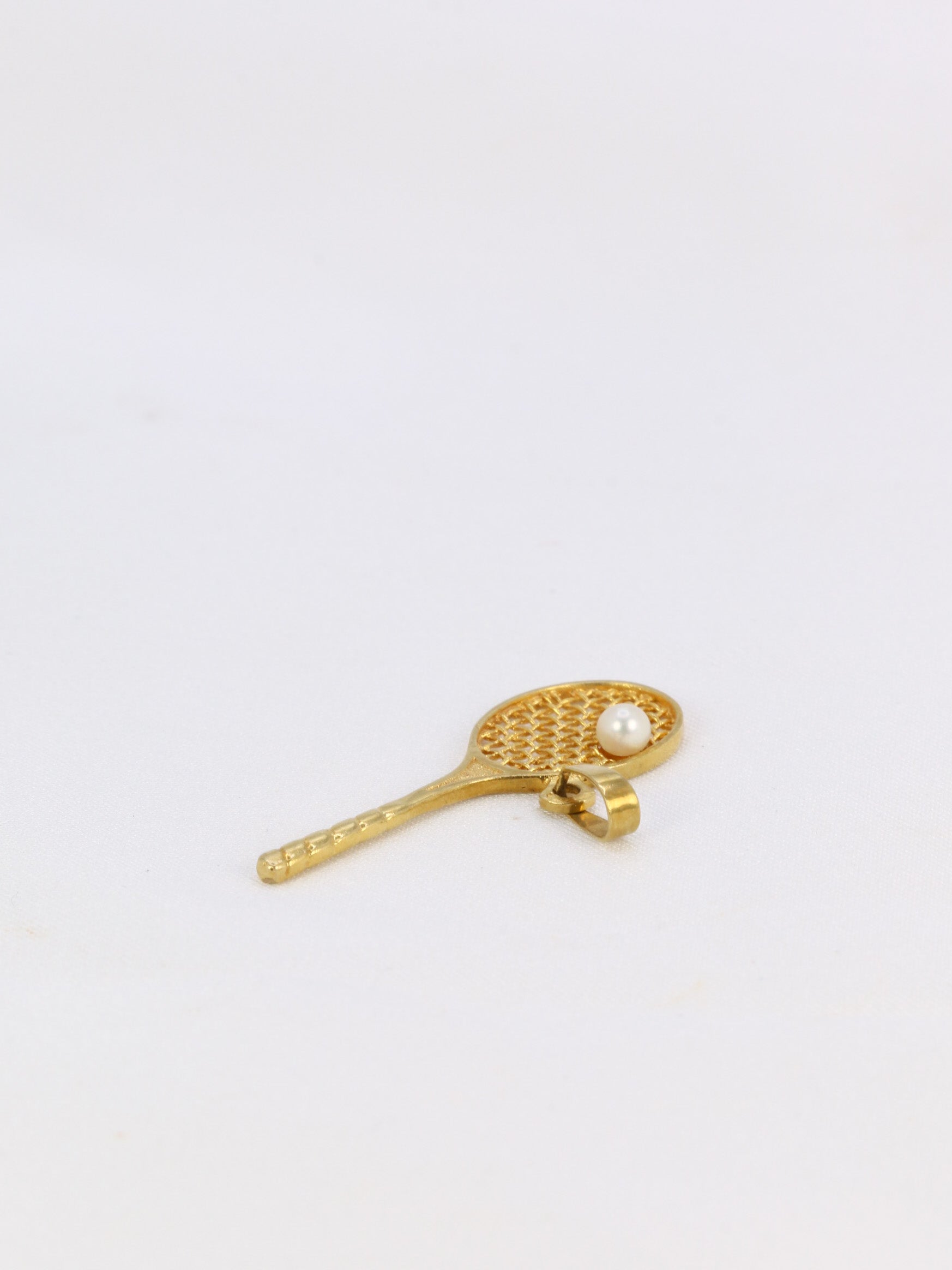Vintage tennis racket pendant in yellow gold and pearl