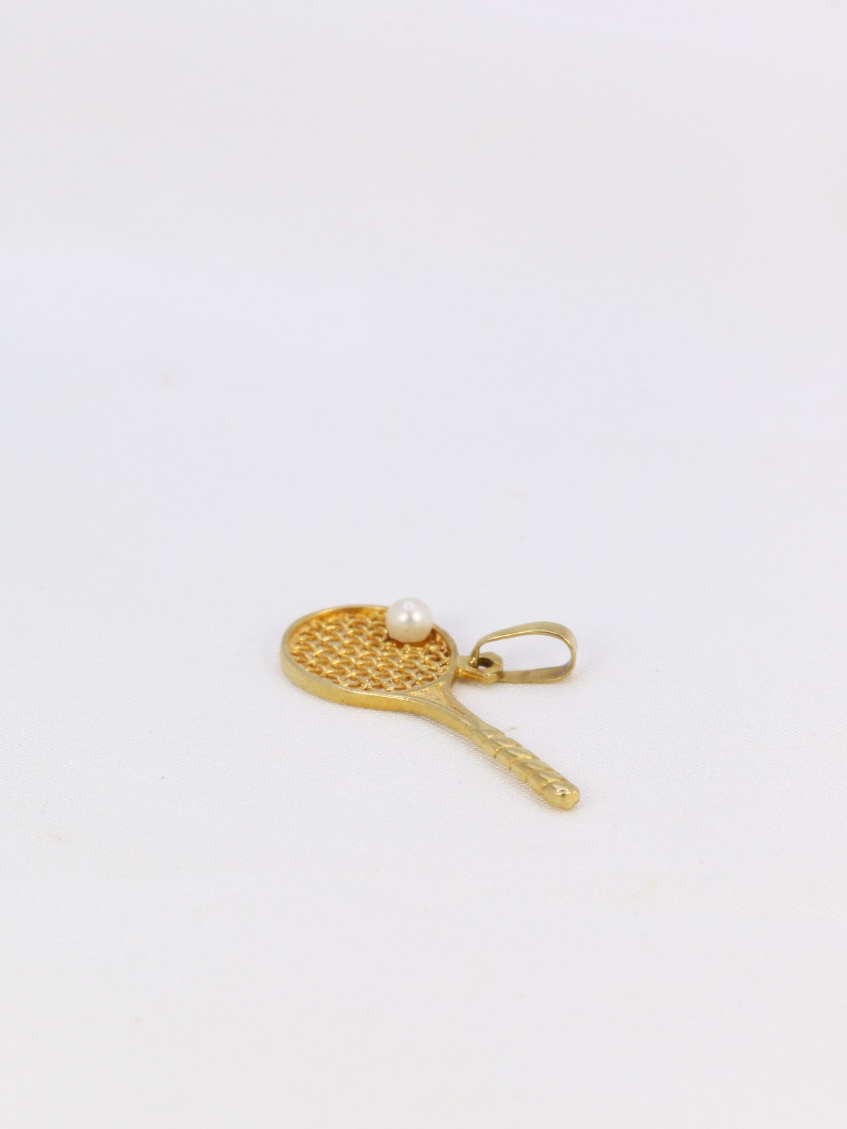 Vintage tennis racket pendant in yellow gold and pearl