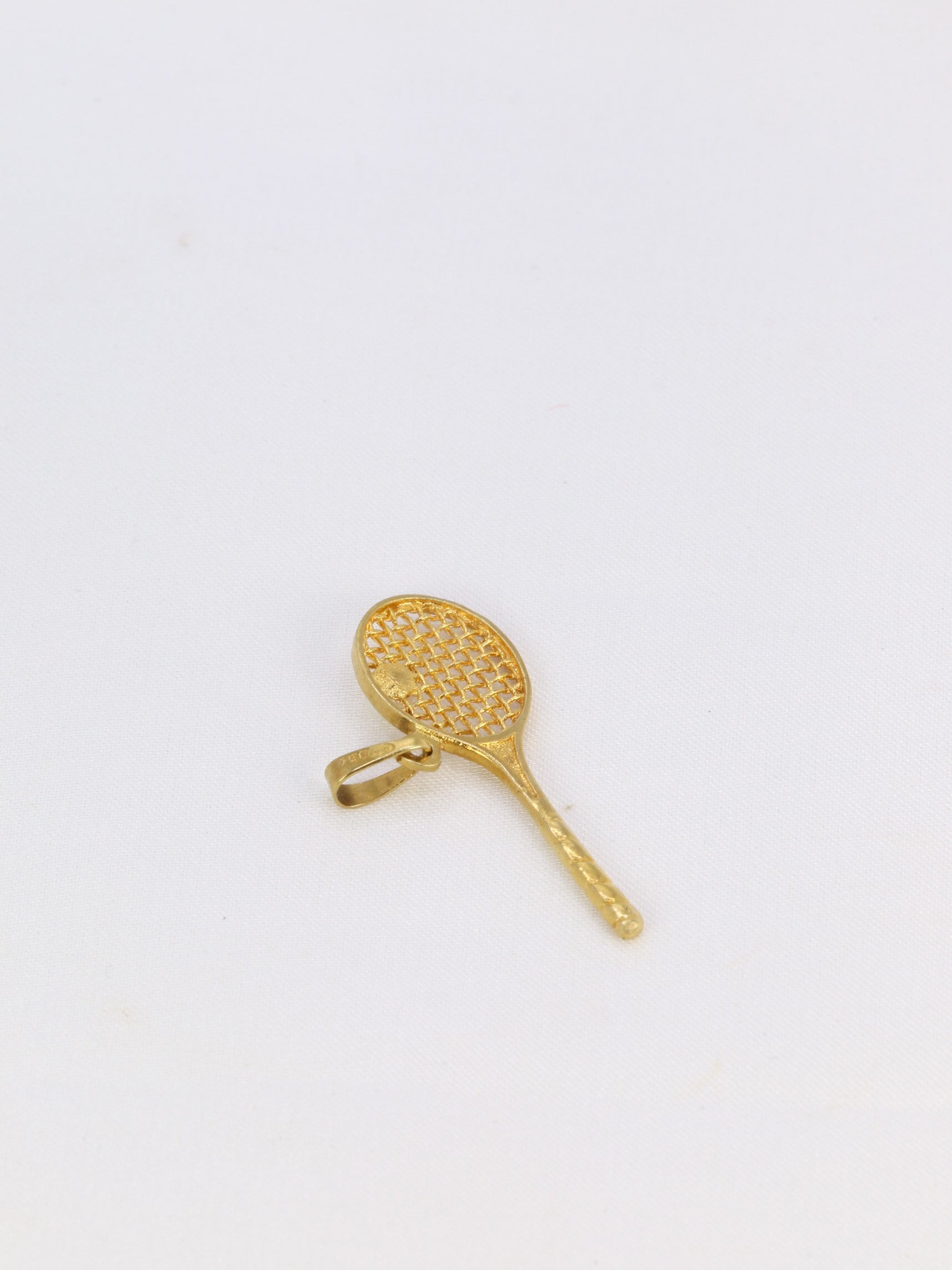 Vintage tennis racket pendant in yellow gold and pearl