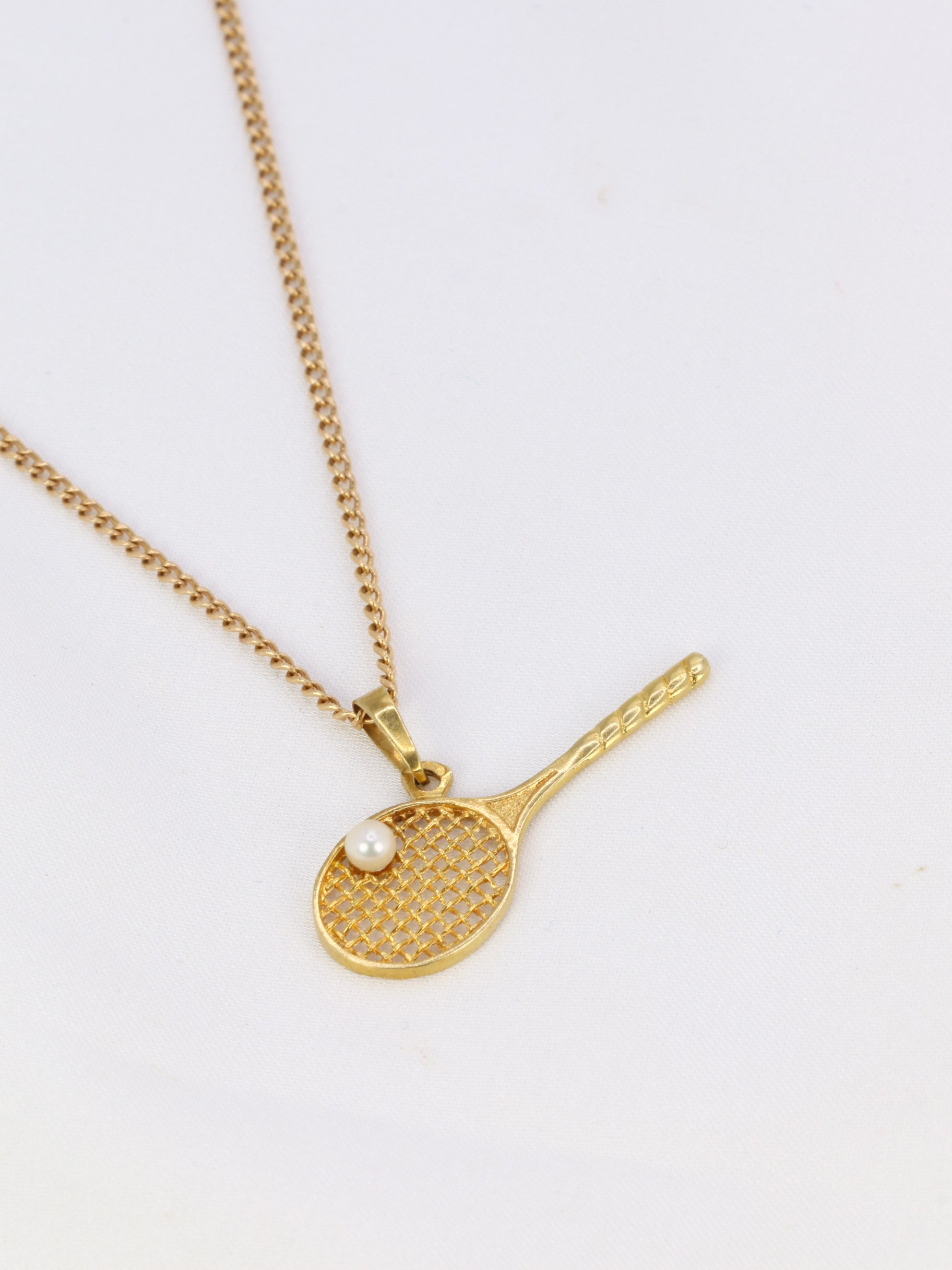 Vintage tennis racket pendant in yellow gold and pearl