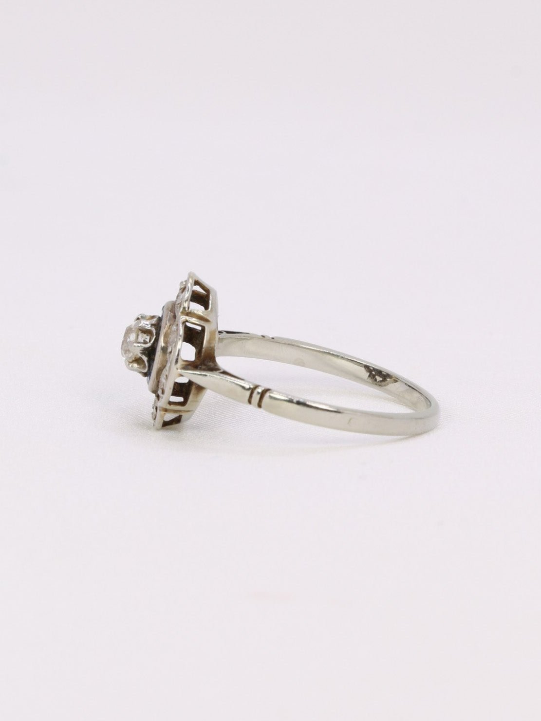 Bague Art Déco or blanc platine diamants saphirs calibrés